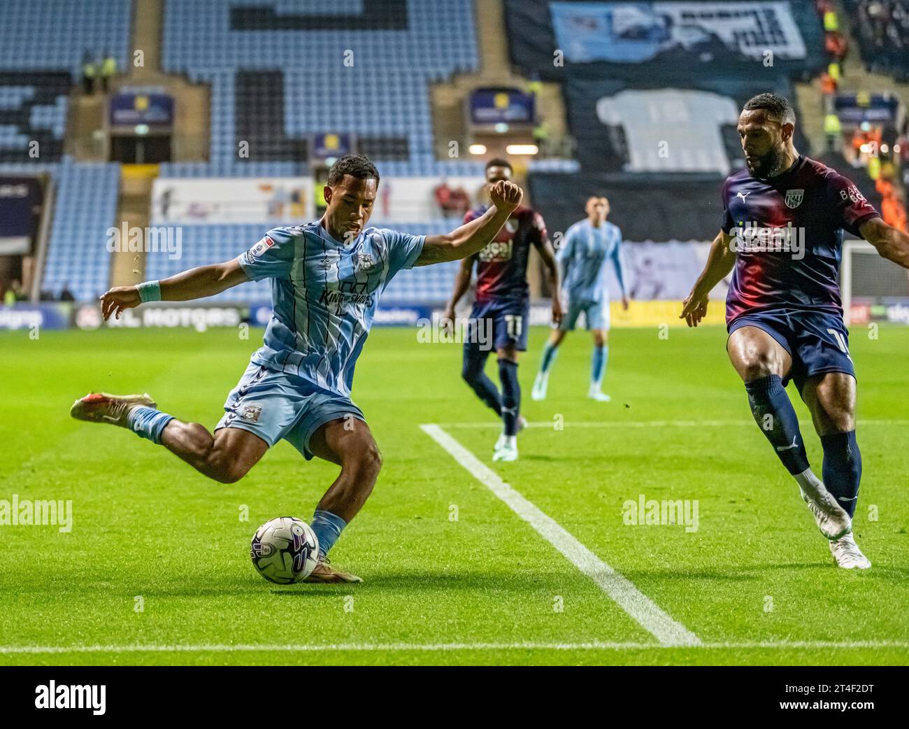 Coventry, Regno Unito. Coventry, Regno Unito. 30 ottobre 2023; Coventry Building Society Arena, Coventry, Inghilterra; EFL Championship, Coventry City vs West Bromwich Albion; Milan van Ewijk di Coventry attraversa la palla nella scatola credito: Action Plus Sports Images/Alamy Live News Foto Stock