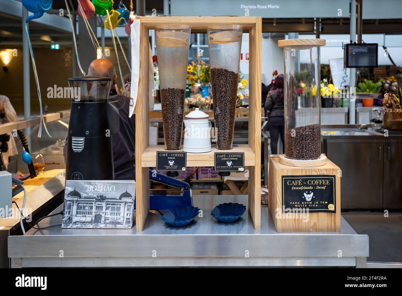Primo piano dei chicchi di caffè in vendita presso la bancarella del mercato al coperto di Bolhao a Porto, Portogallo, il 19 ottobre 2023 Foto Stock