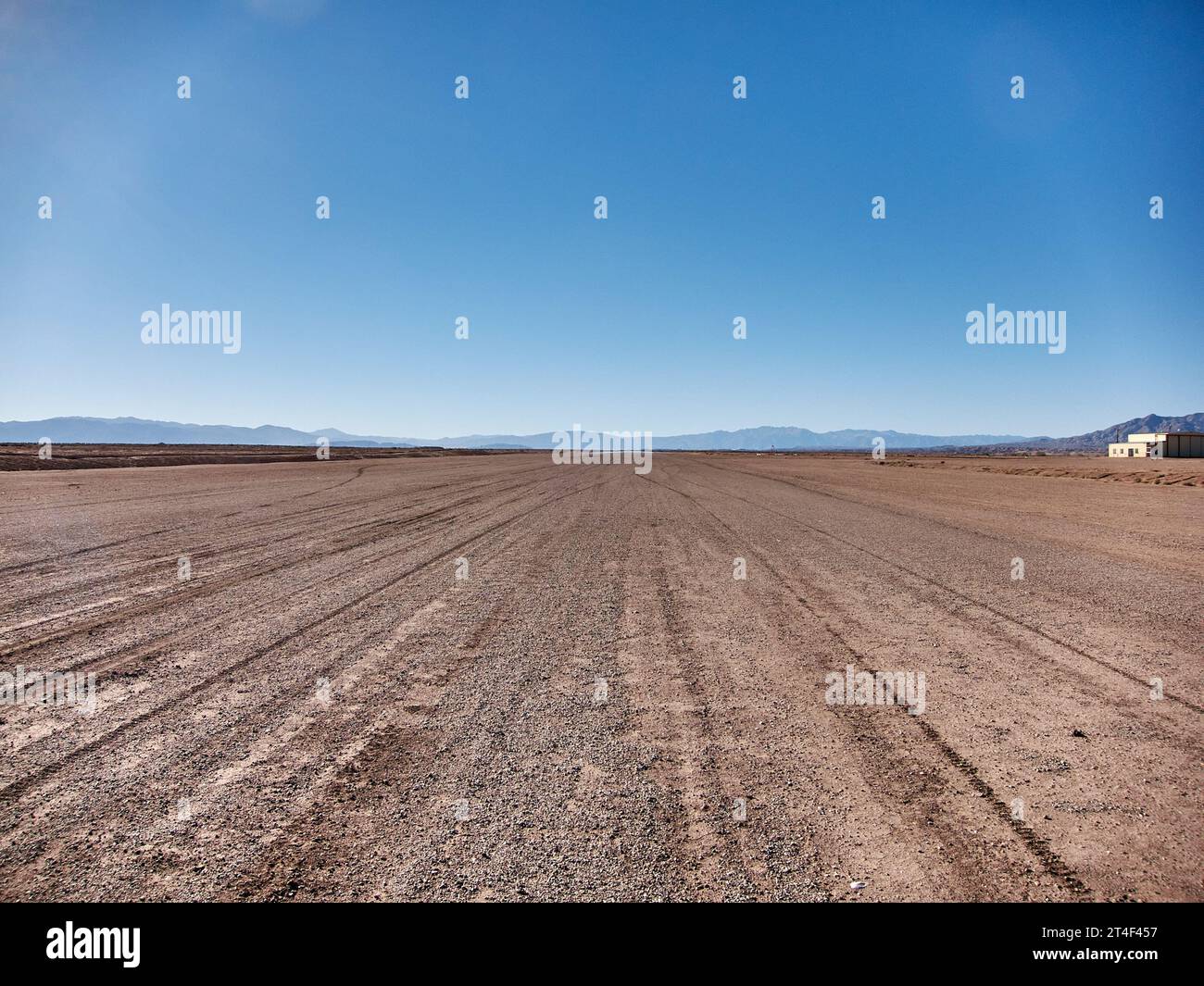 Salton City, California, USA. 4 gennaio 2013. La pista di 5.000 metri e un hangar all'aeroporto vicino a Salton City, sul Mare di Salton. L'aeroporto è di proprietà della Burrtec Waste Industries, che gestisce una discarica nelle vicinanze. L'altitudine è di -84 piedi. (Immagine di credito: © Ian L. Sitren/ZUMA Press Wire) SOLO USO EDITORIALE! Non per USO commerciale! Foto Stock