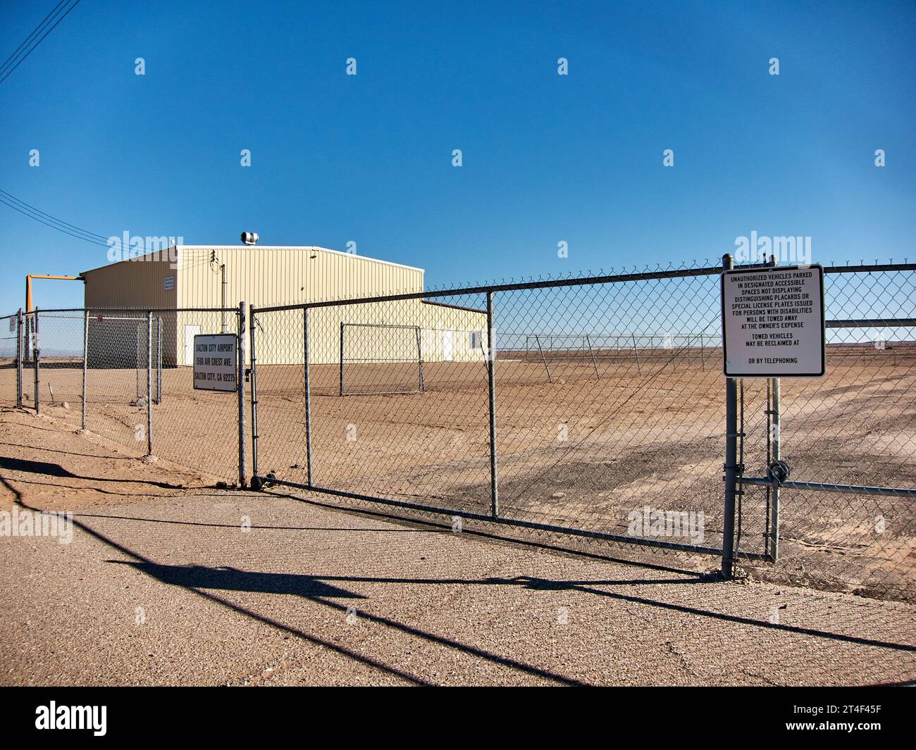 Salton City, California, USA. 4 gennaio 2013. Un hangar all'aeroporto vicino a Salton City al Salton Sea. L'aeroporto è di proprietà della Burrtec Waste Industries, che gestisce una discarica nelle vicinanze. L'altitudine è di -84 piedi. (Immagine di credito: © Ian L. Sitren/ZUMA Press Wire) SOLO USO EDITORIALE! Non per USO commerciale! Foto Stock