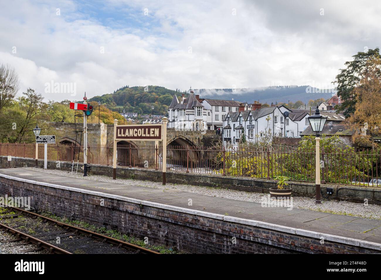 Un'immagine colorata che si affaccia sulla linea ferroviaria alla stazione di Llangollen verso il ponte di Llangollen e il fiume Dee raffigurata il 27 ottobre 2023. Foto Stock