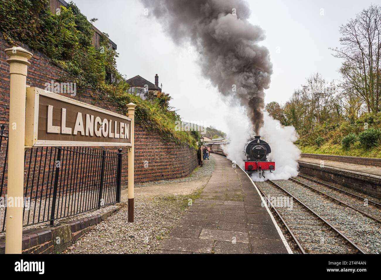 Un treno a vapore Hudswell Clarke è stato fotografato in partenza da Llangollen a pieno vapore visto lungo la piattaforma curva il 28 ottobre 2023. Foto Stock