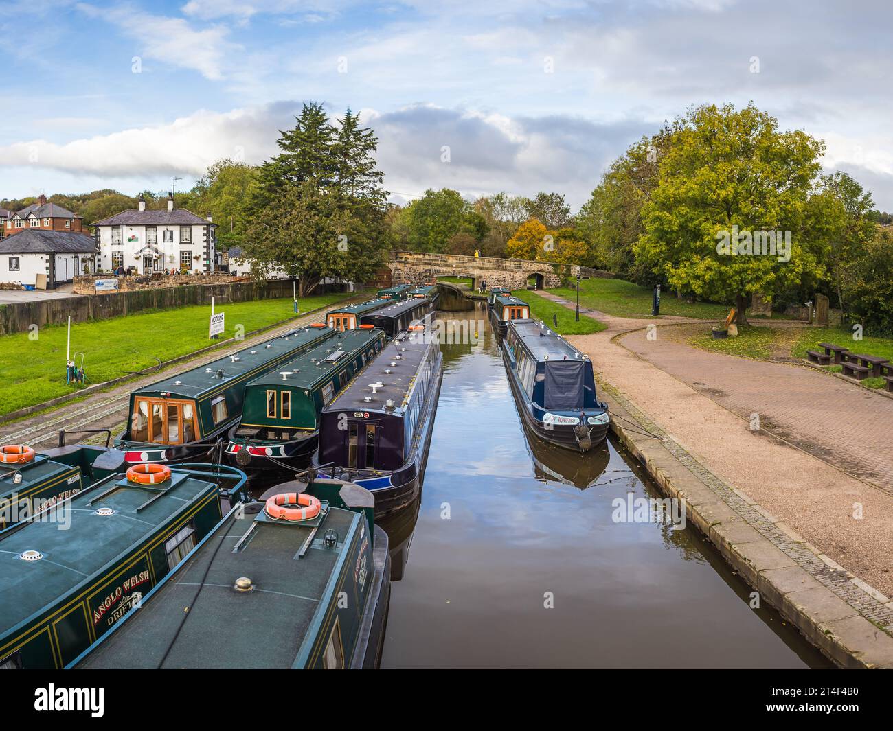 Strette barche nel bacino di Trevor raffigurate sul canale Union ancora Shropshire nell'ottobre 2023. Foto Stock