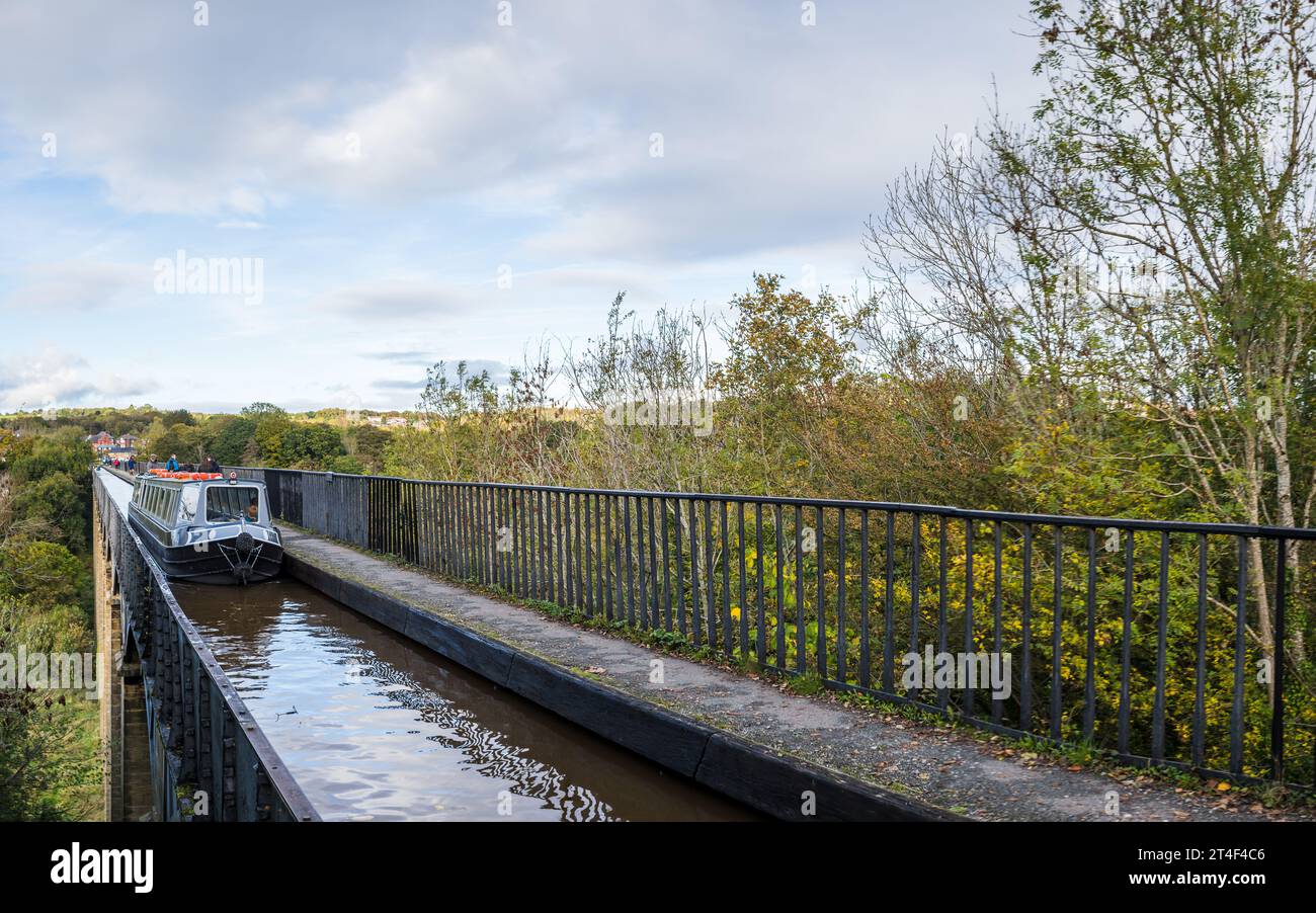 Un panorama multi immagine di una stretta barca che passa sopra l'acquedotto di Pontcysyllte in Galles visto il 21 ottobre 2023. Foto Stock