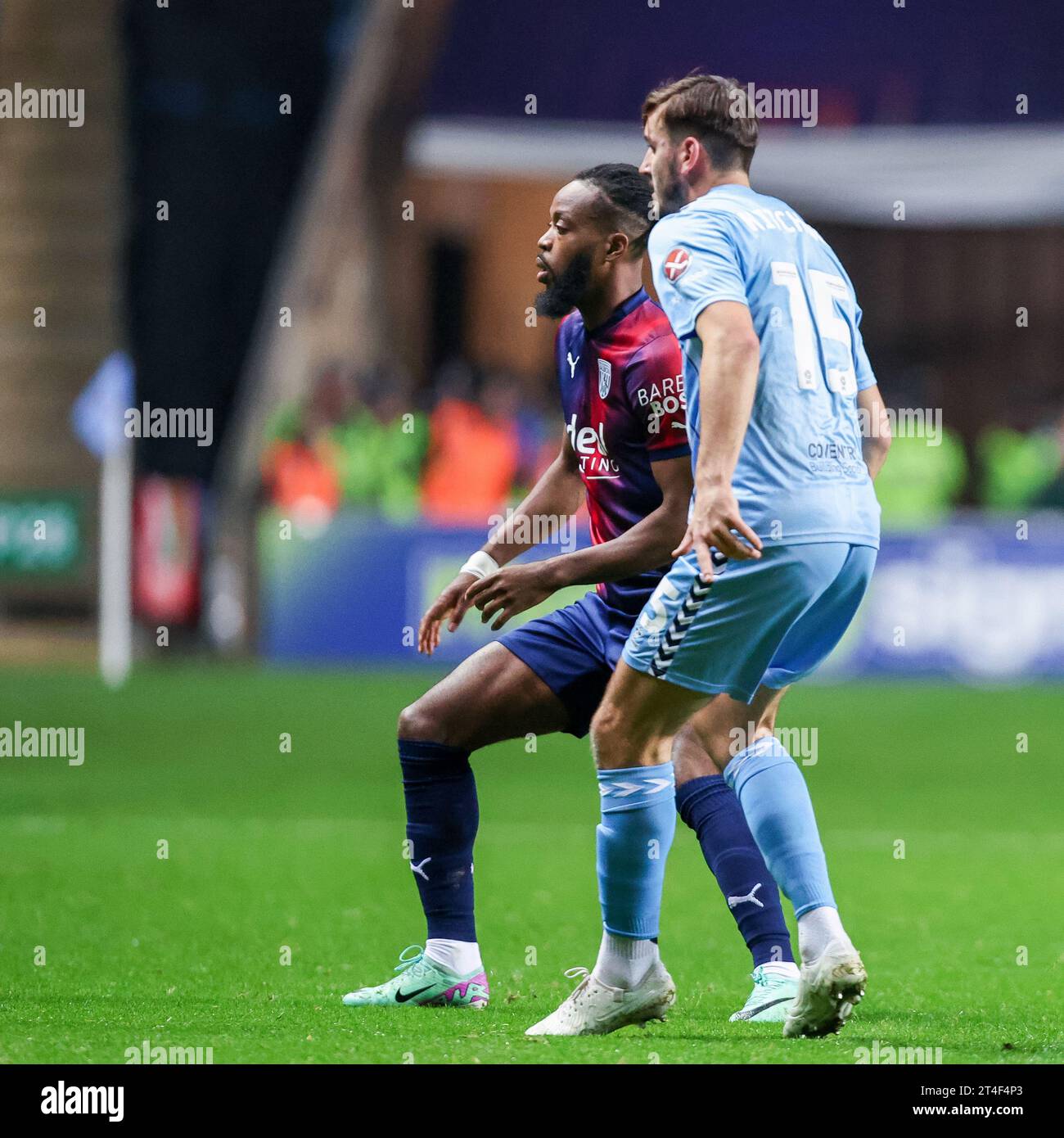 Coventry, Regno Unito. 30 ottobre 2023. Nathaniel Chalobah di West Bromwich Albion e Liam Kitching di Coventry nella foto durante l'EFL Sky Bet Championship match tra Coventry City e West Bromwich Albion alla CBS Arena di Coventry, Inghilterra, il 30 ottobre 2023. Foto di Stuart Leggett. Solo per uso editoriale, licenza necessaria per uso commerciale. Nessun utilizzo in scommesse, giochi o pubblicazioni di un singolo club/campionato/giocatore. Credito: UK Sports Pics Ltd/Alamy Live News Foto Stock
