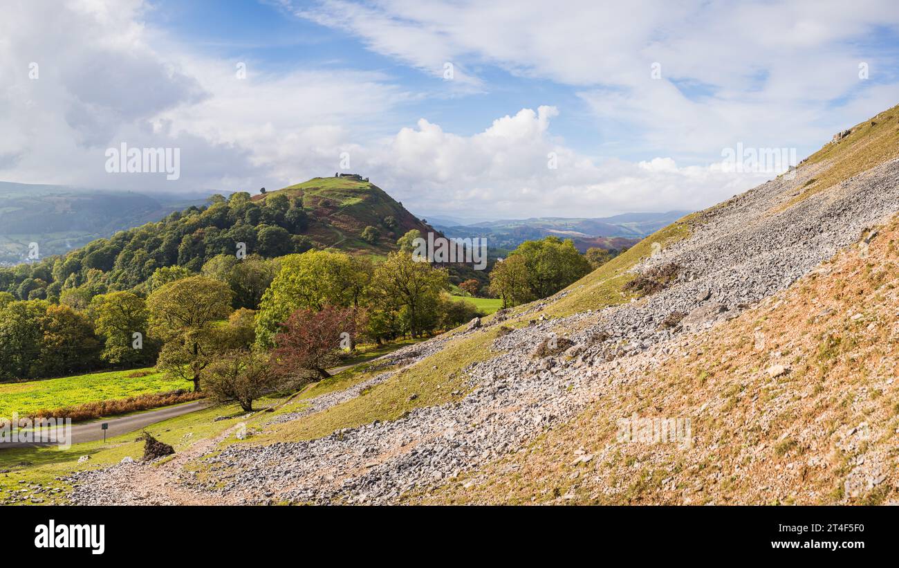 Le rovine di Castell Dinas Bran raffigurate sulla cima di una collina a Llangollen, nel Galles, viste dal bordo della catena Clwydian. Foto Stock