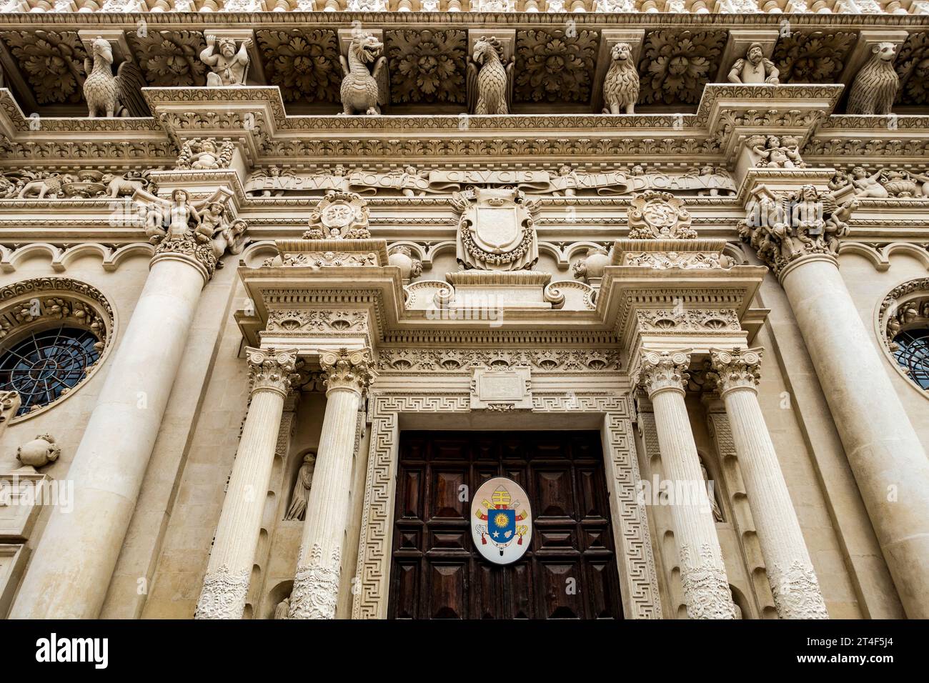 L'intricata opera in pietra della Basilica di Santa Croce Lecce, Italia. Risalente al XVII secolo, l'edificio è costruito con pietra calcarea locale, Foto Stock