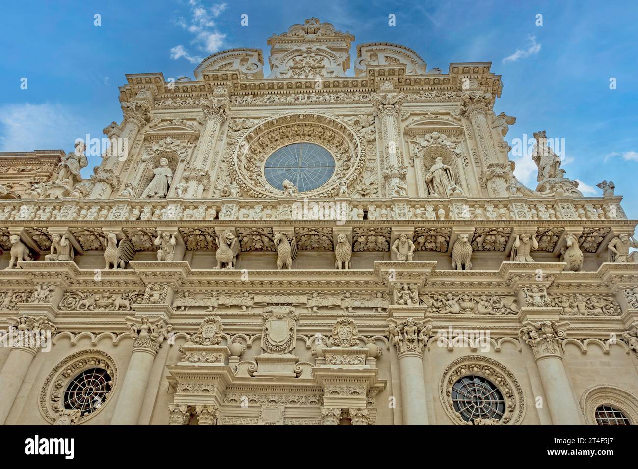 L'intricata opera in pietra della Basilica di Santa Croce Lecce, Italia. Risalente al XVII secolo, l'edificio è costruito con pietra calcarea locale, Foto Stock