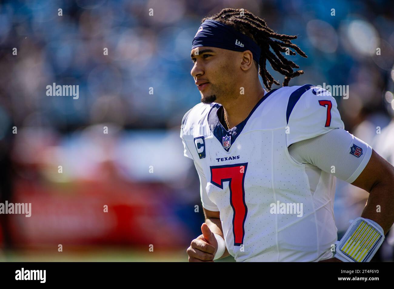 29 ottobre 2023: Il quarterback degli Houston Texans C.J. Stroud (7) corre fuori per la partita della NFL contro i Carolina Panthers a Charlotte, NC. (Scott Kinser/Cal Sport Media) Foto Stock