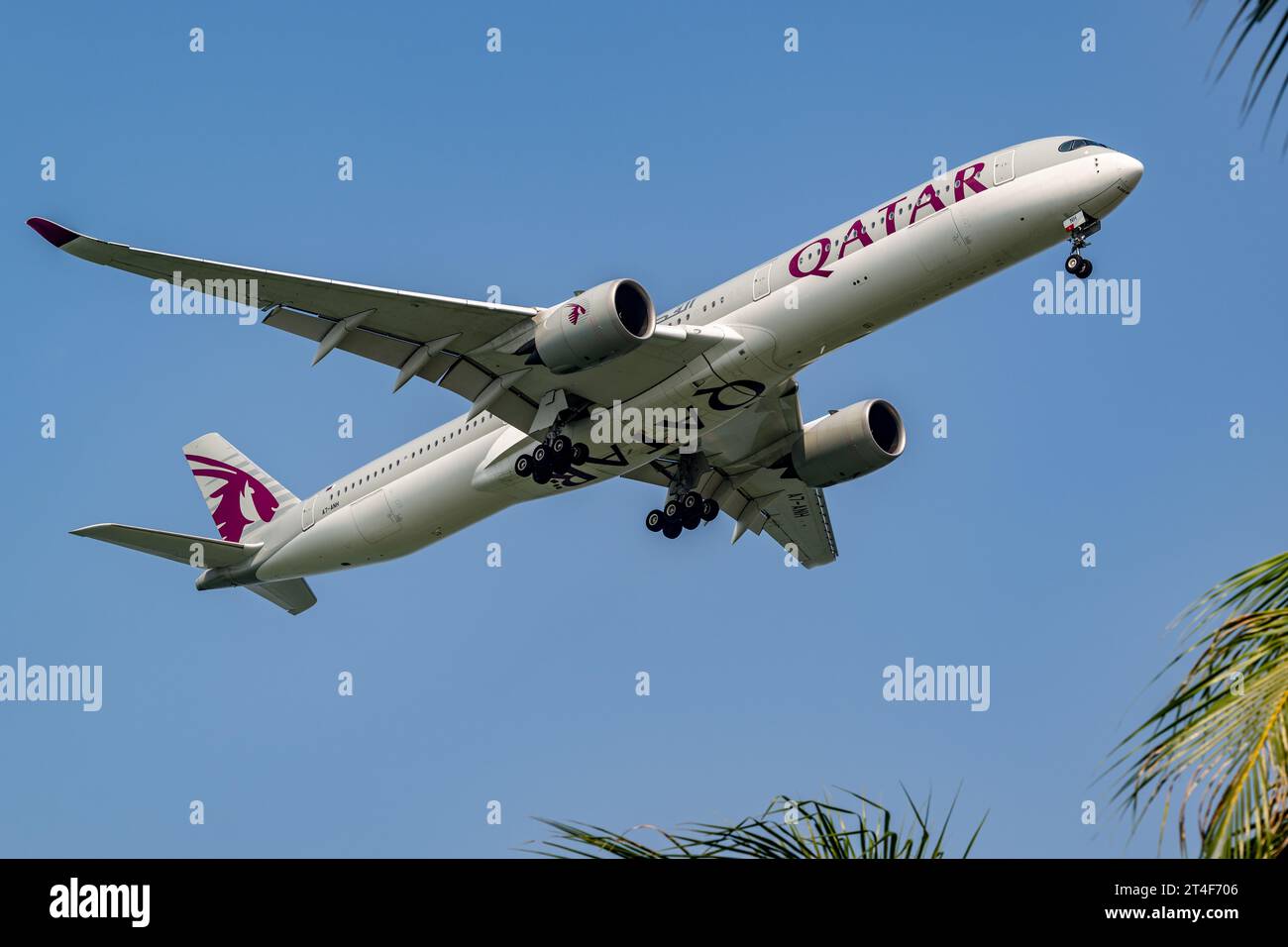 Qatar Airways Airbus A350-1000 in una giornata di sole atterrando all'aeroporto Changi di Singapore Foto Stock