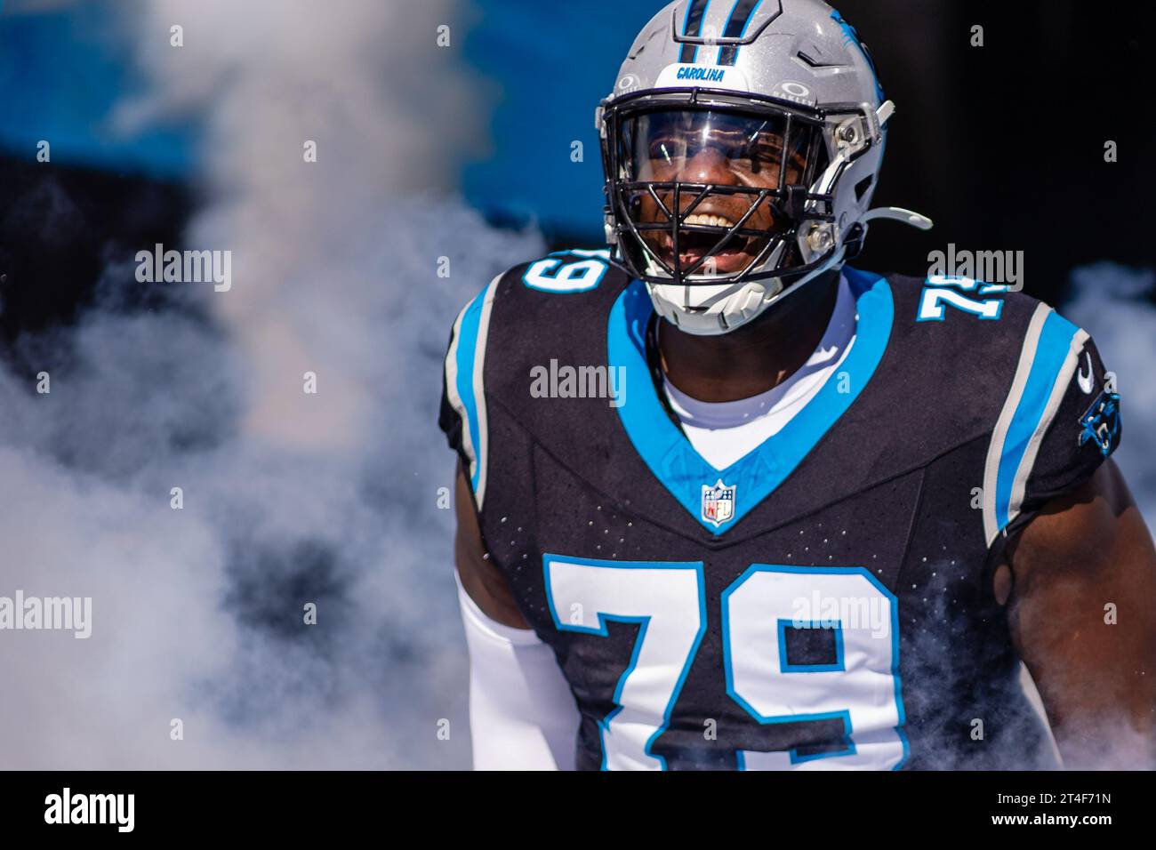 Charlotte, NC, USA. 29 ottobre 2023. L'offensive tackle dei Carolina Panthers Ikem Ekwonu (79) corre fuori per la partita della NFL contro gli Houston Texans a Charlotte, NC. (Scott Kinser/Cal Sport Media). Credito: csm/Alamy Live News Foto Stock