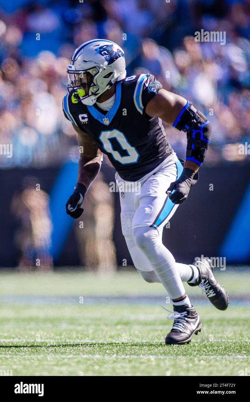 Charlotte, NC, USA. 29 ottobre 2023. Il linebacker dei Carolina Panthers Brian Burns (0) corse durante il primo quarto della partita contro gli Houston Texans a Charlotte, NC. (Scott Kinser/Cal Sport Media) (immagine di credito: © Scott Kinser/Cal Sport Media). Credito: csm/Alamy Live News Foto Stock