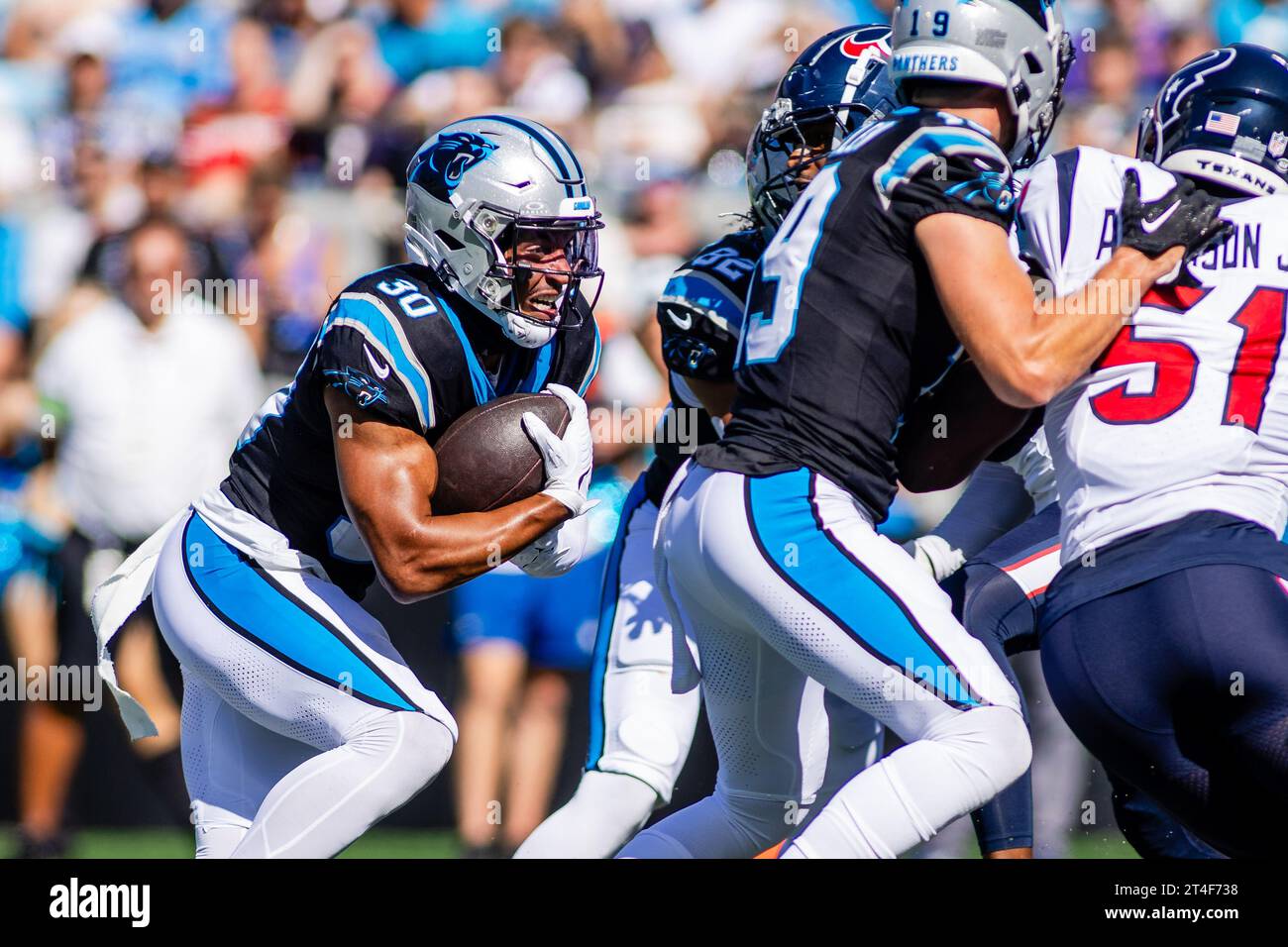 Charlotte, NC, USA. 29 ottobre 2023. Il running back dei Carolina Panthers Chuba Hubbard (30) corre contro gli Houston Texans nella partita NFL a Charlotte, NC. (Scott Kinser/Cal Sport Media) (immagine di credito: © Scott Kinser/Cal Sport Media). Credito: csm/Alamy Live News Foto Stock