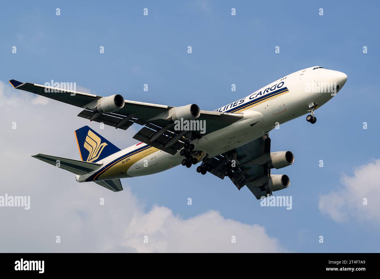 Singapore Airlines Cargo Boeing 747-400F in una giornata di sole atterrando all'aeroporto Changi di Singapore Foto Stock