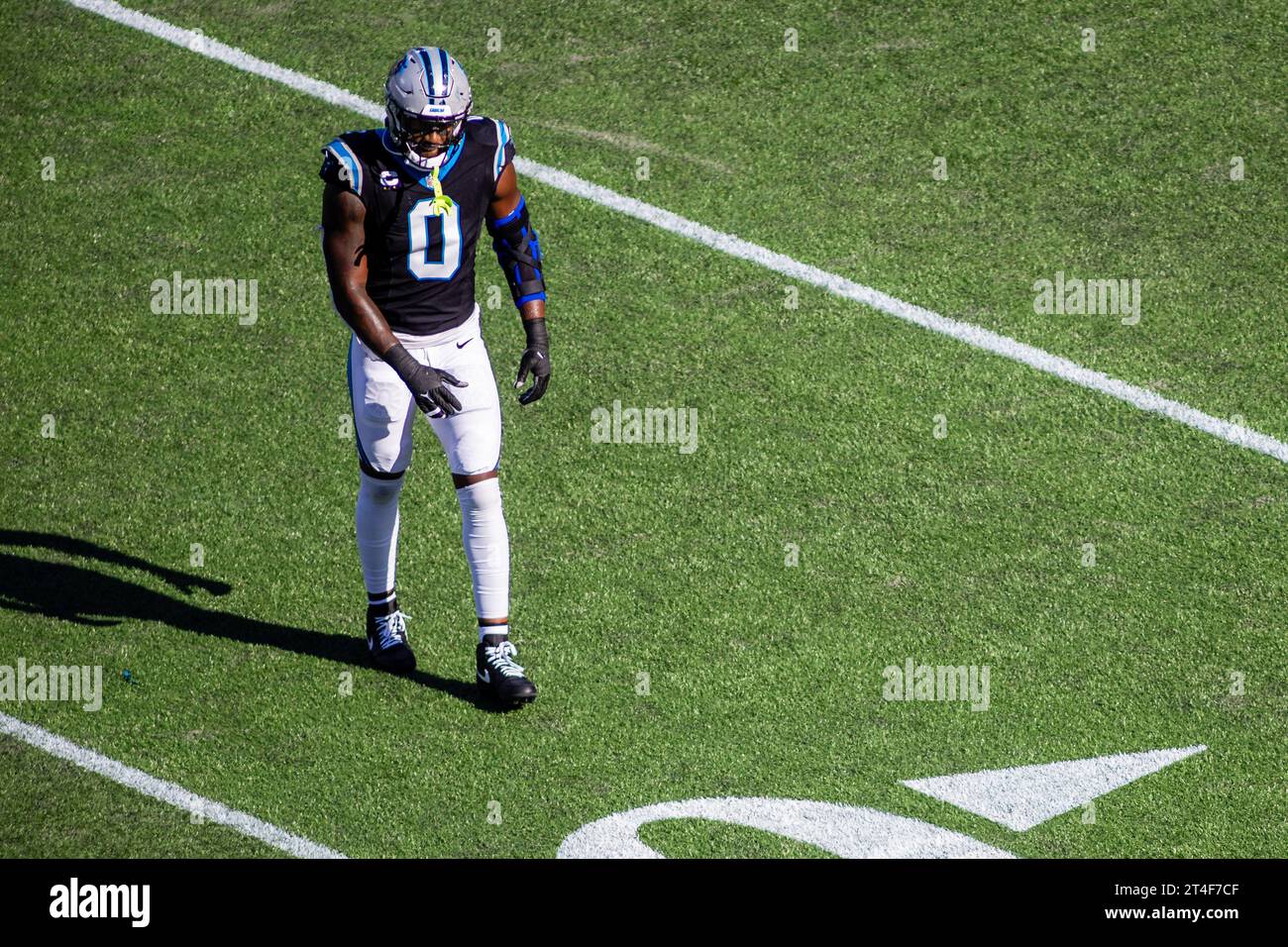 Charlotte, NC, USA. 29 ottobre 2023. Il linebacker dei Carolina Panthers Brian Burns (0) durante il terzo quarto contro gli Houston Texans nella partita NFL a Charlotte, NC. (Scott Kinser/Cal Sport Media). Credito: csm/Alamy Live News Foto Stock