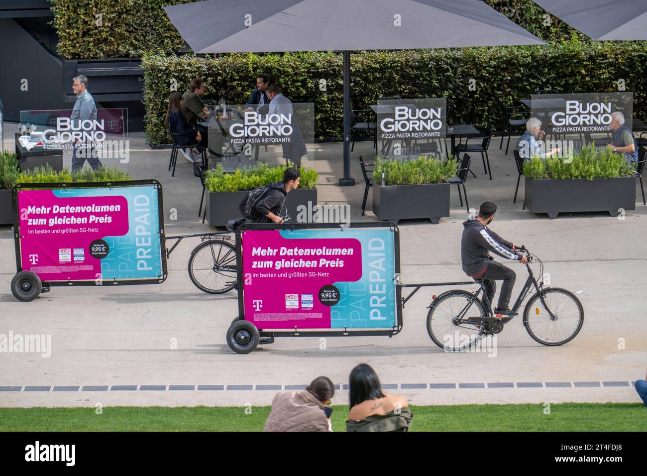 Cartelloni pubblicitari mobili, trainati da biciclette, pubblicità per Telekom Mobilfunk NRW, Germania Foto Stock