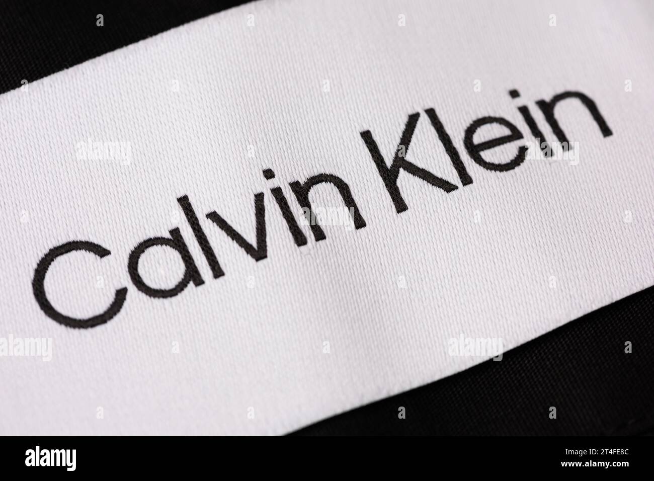 Un primo piano del logo Calvin Klein ricamato come si vede su un'etichetta. Foto Stock