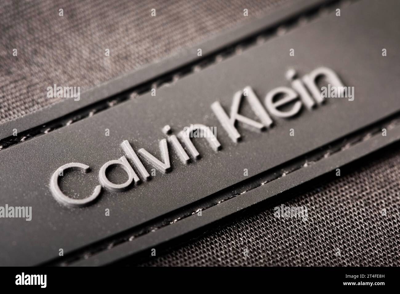 Un primo piano del logo Calvin Klein come si vede su un tag. Foto Stock
