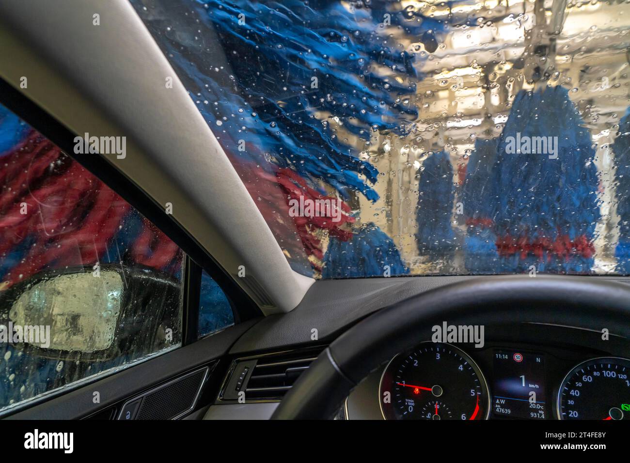 Auto in un autolavaggio automatico, linea di autolavaggio, Foto Stock