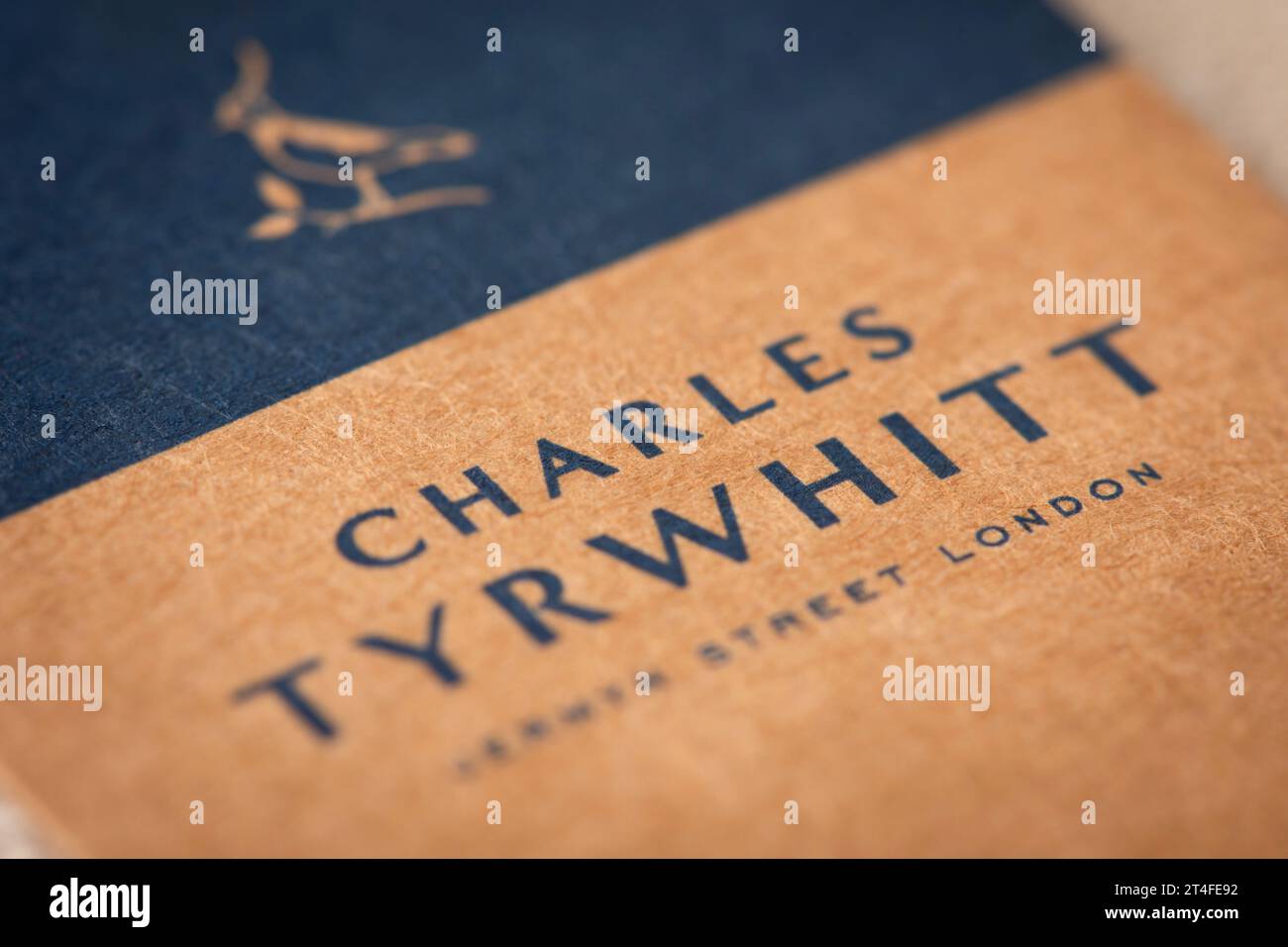 Un primo piano del logo di Charles Tyrwhitt visto su un tag. Foto Stock