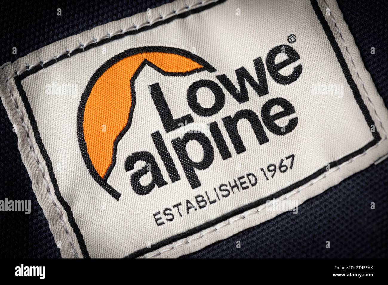 Un primo piano del logo Lowe Alpine ricamato come si vede su un prodotto. Foto Stock