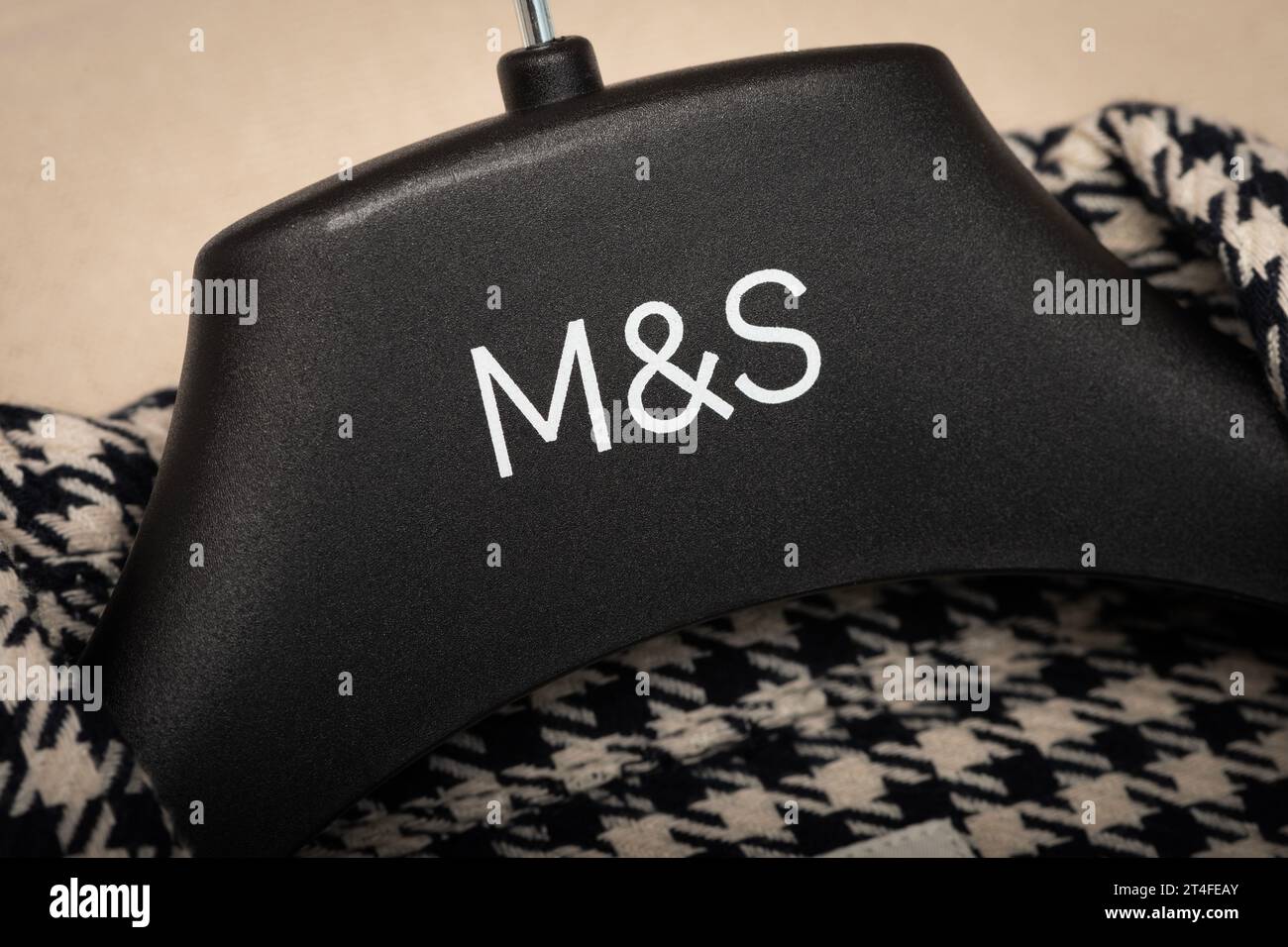 Un primo piano del logo M&S visto su un appendiabiti. Foto Stock