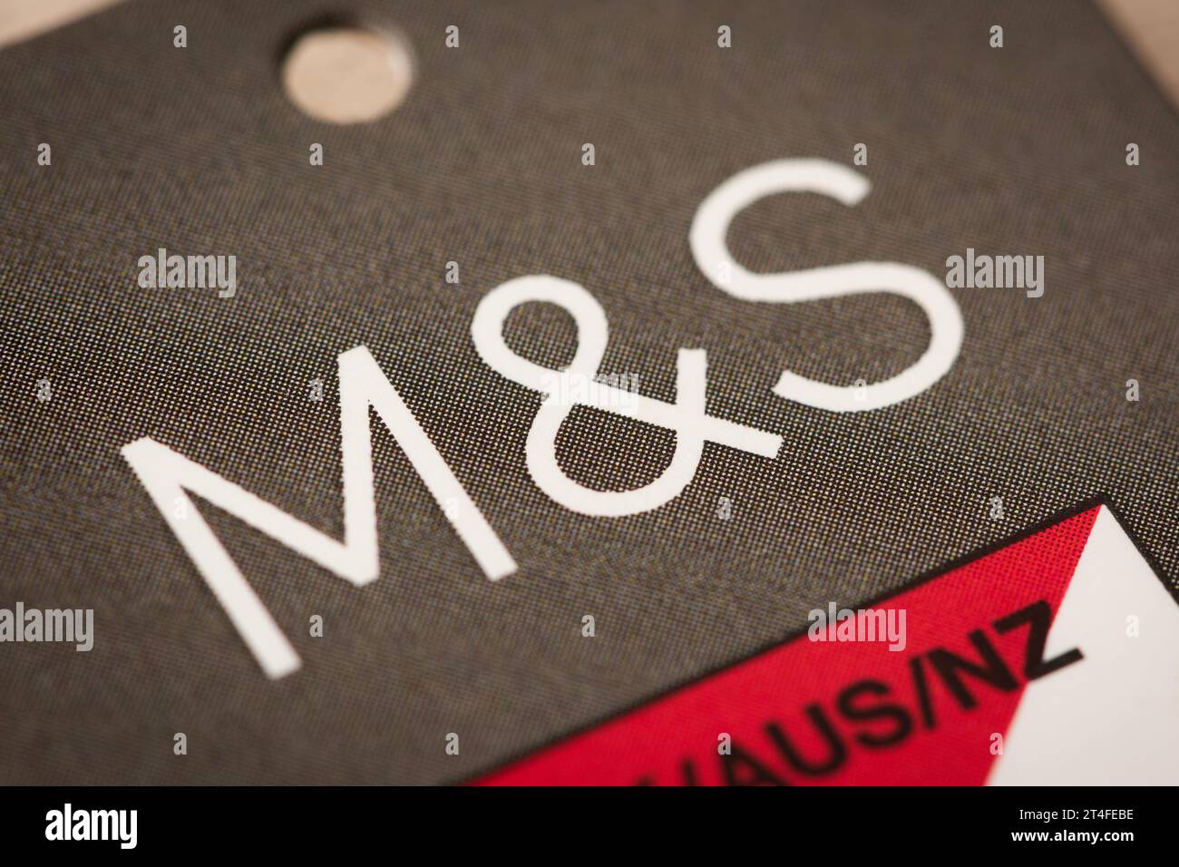 Un primo piano del logo M&S come mostrato su un tag. Foto Stock