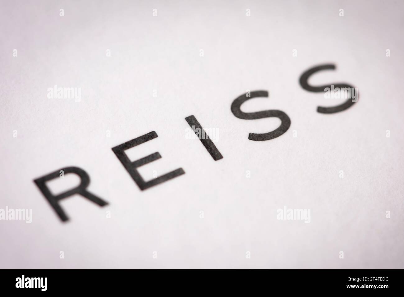 Un primo piano del logo Reiss come si vede su un tag. Foto Stock