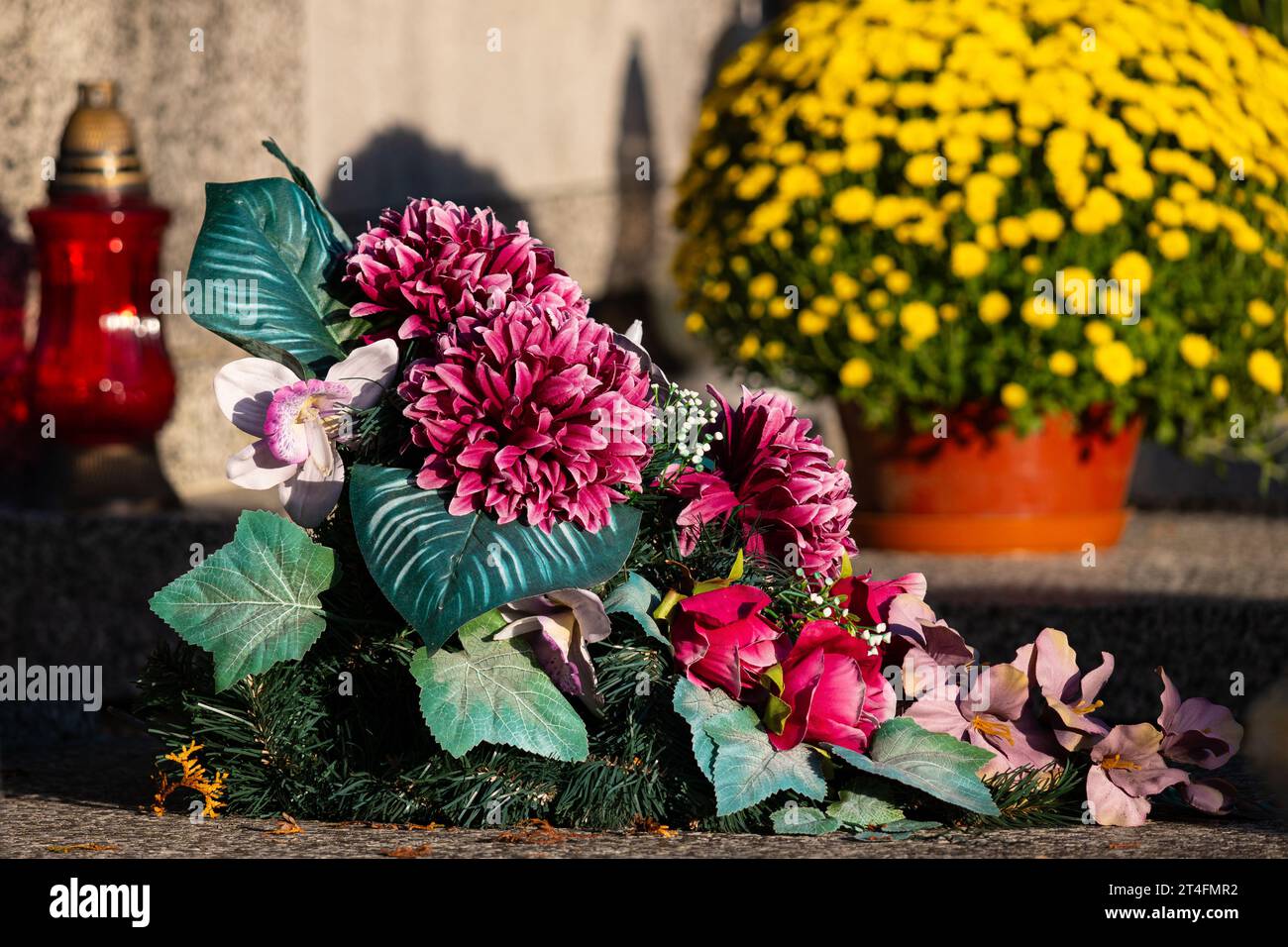 Fiori sulla tomba. Giorno di Ognissanti al cimitero. Foto Stock