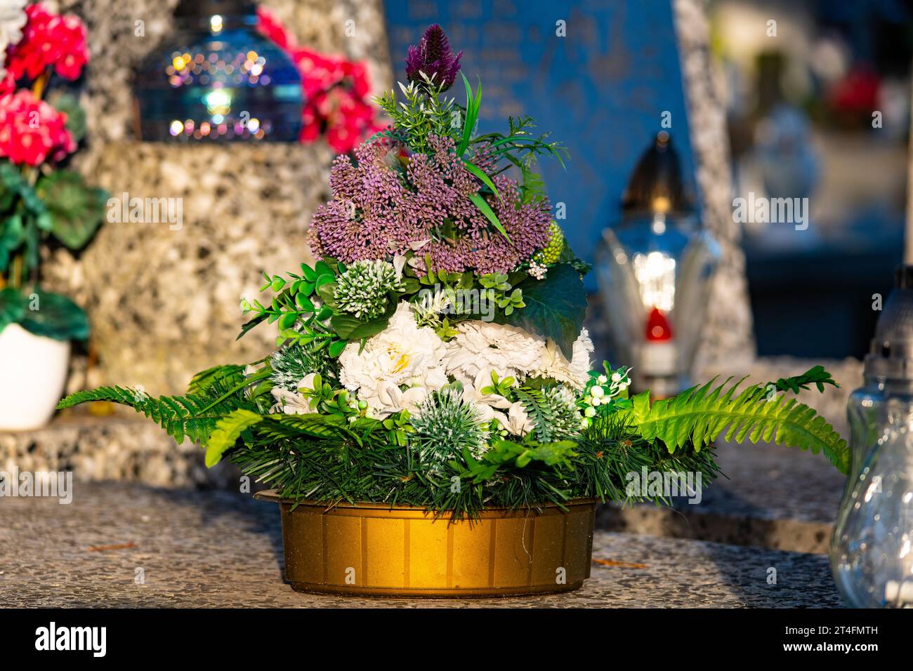 Fiori sulla tomba. Giorno di Ognissanti al cimitero. Foto Stock
