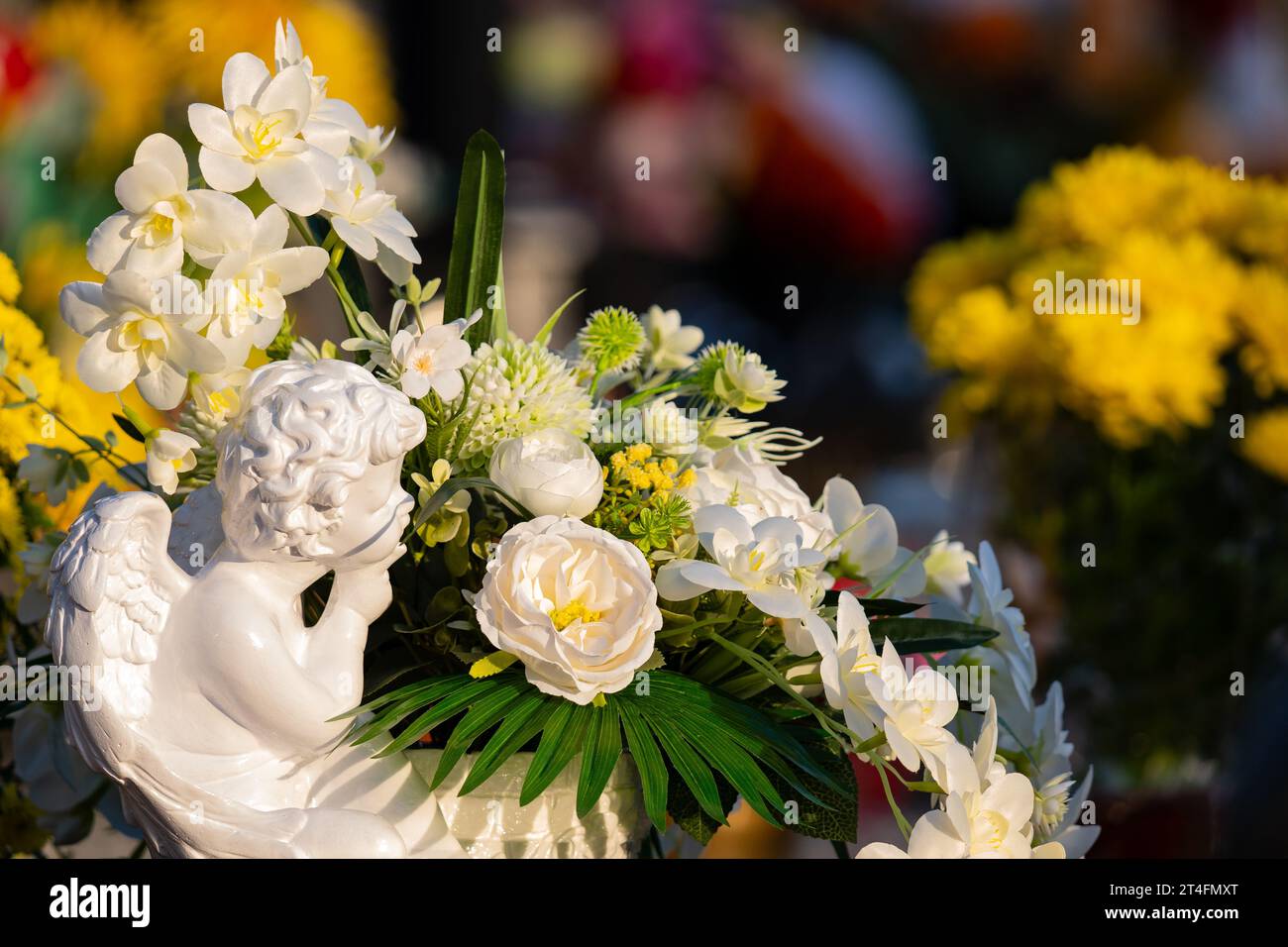 Fiori sulla tomba. Giorno di Ognissanti al cimitero. Foto Stock