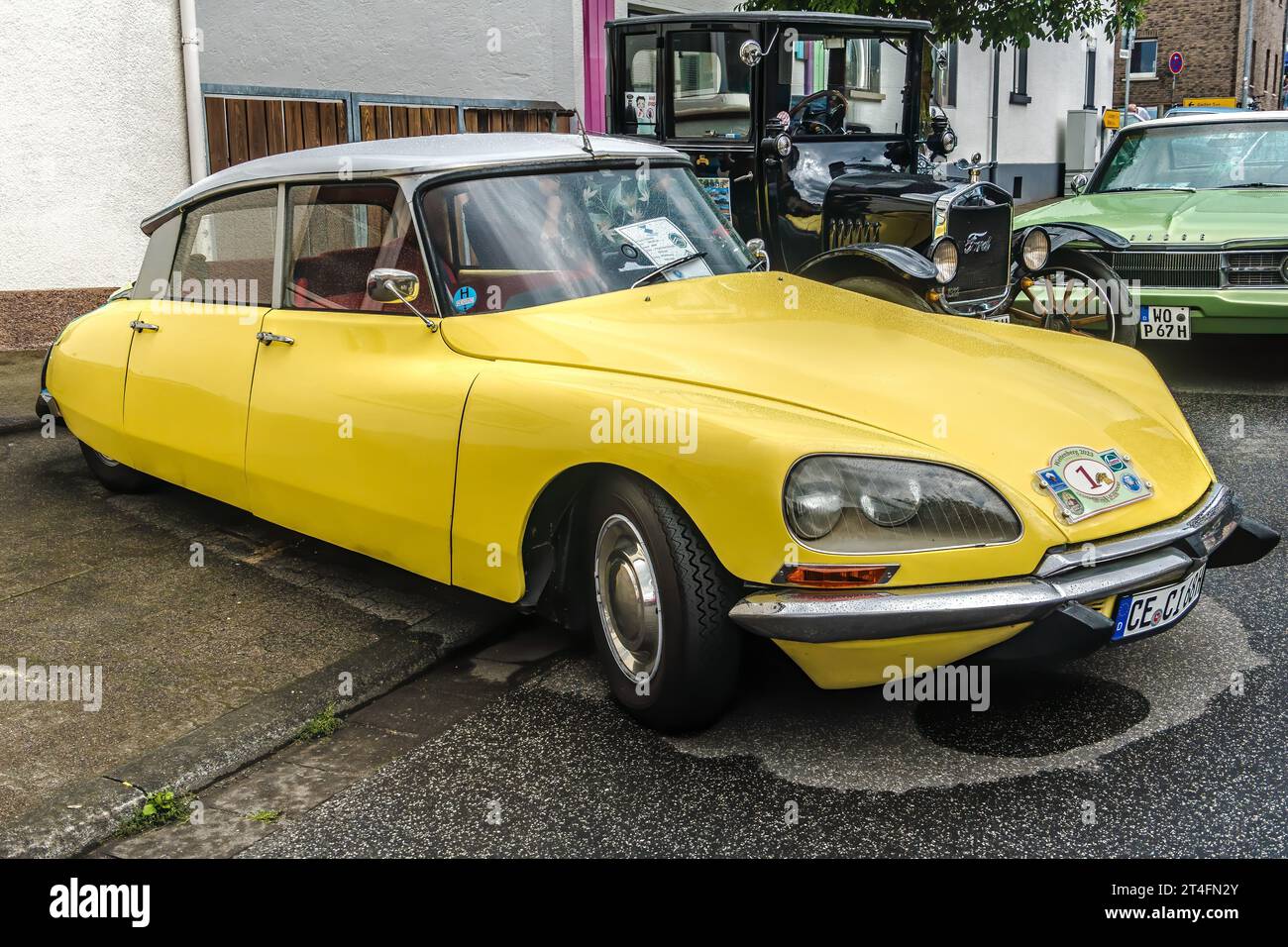 WETTENBERG, ASSIA, GERMANIA - 07 - 28 - 2023: Giallo Citroën DS ID 19 al Traditional Car Show Golden Oldies a Krofdorf-Gleiberg vicino a Giessen, assia Foto Stock