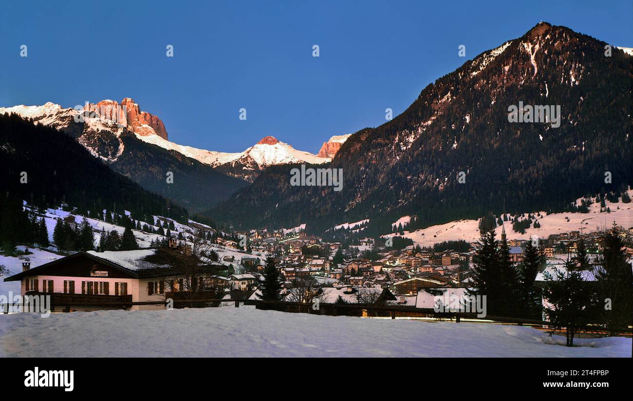 Tramonto invernale sulla Val di Fassa da Pozza. Foto Stock