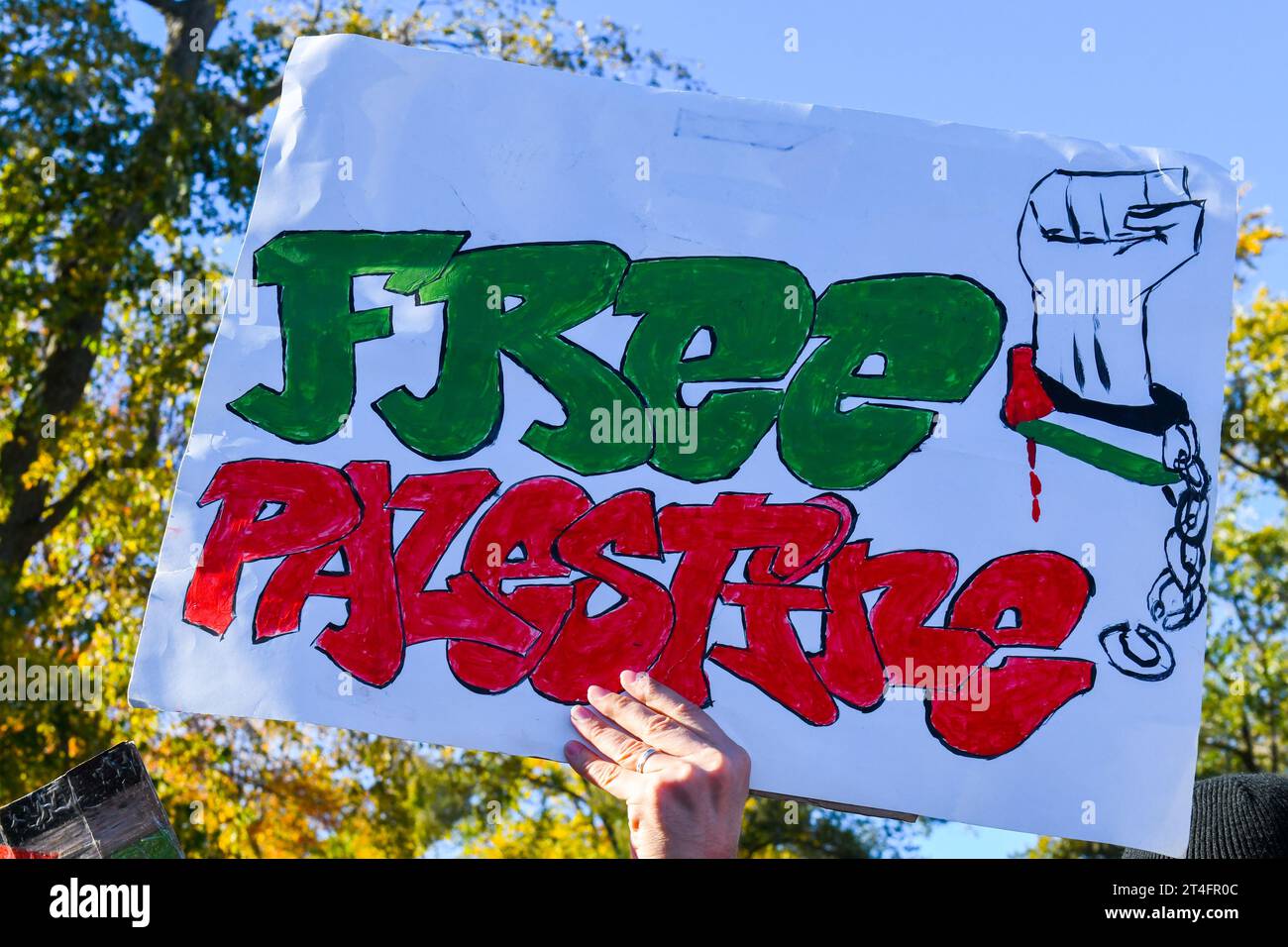 A Montreal, in Canada, una moltitudine di manifestanti uniti in solidarietà con i palestinesi, chiedendo con fervore un cessate il fuoco urgente a Gaza, 28 ottobre 2023 Foto Stock