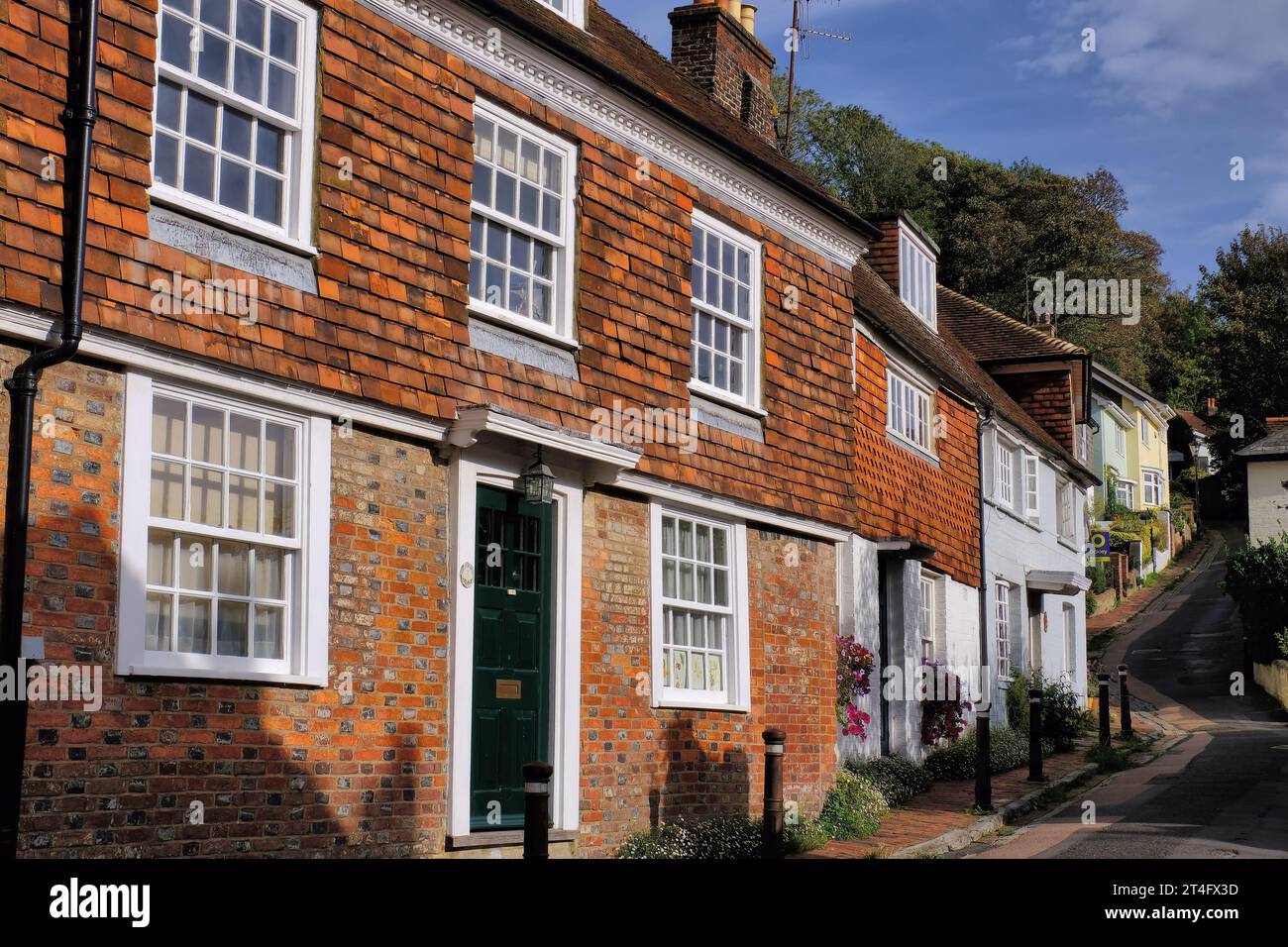 Lewes: Case d'epoca storiche lungo Chapel Hill Street subito dopo l'alba a Lewes, East Sussex, Inghilterra, Regno Unito Foto Stock