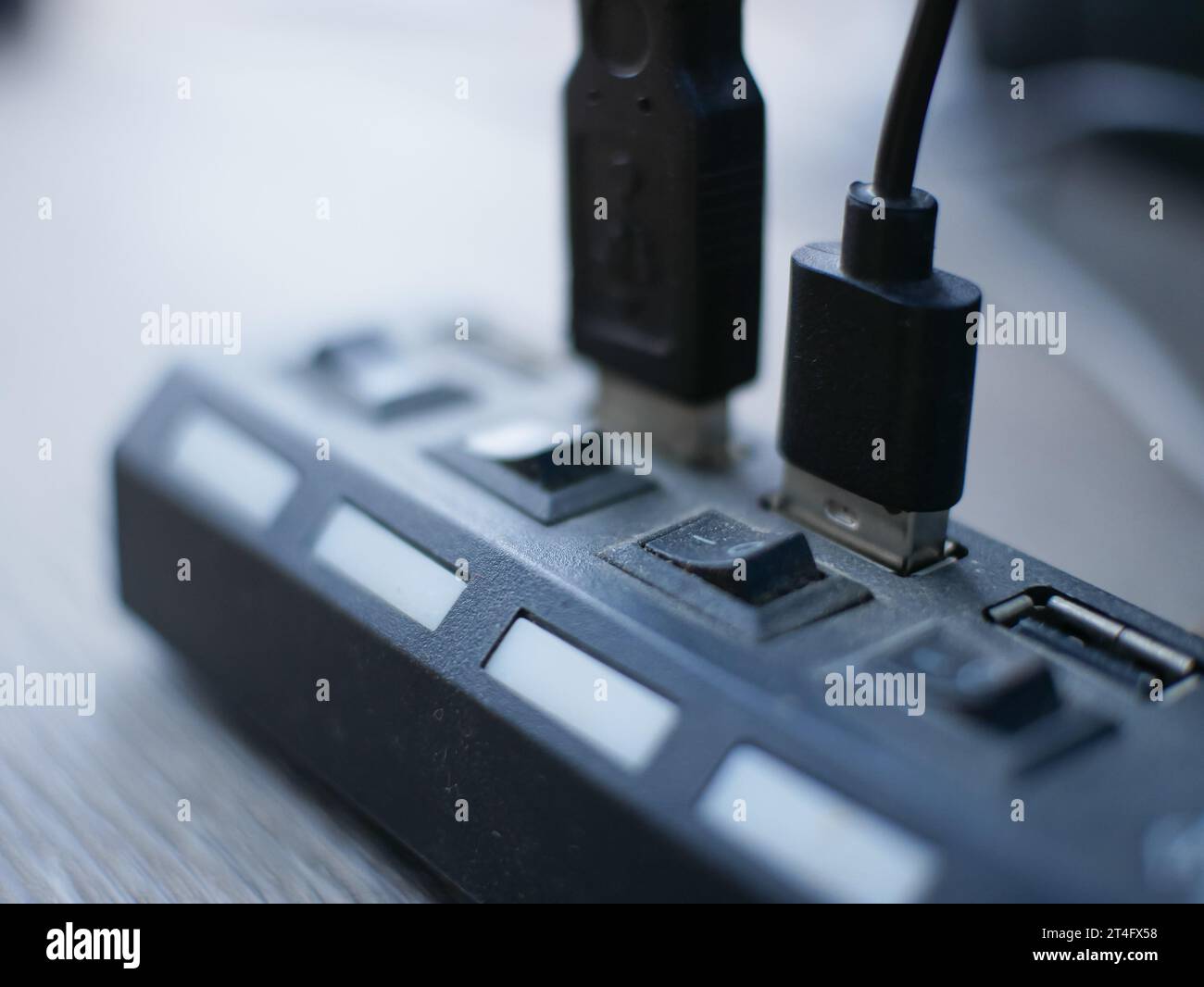 Hub USB per il collegamento e la condivisione di più dispositivi USB a un computer con pulsanti di accensione e spegnimento Foto Stock