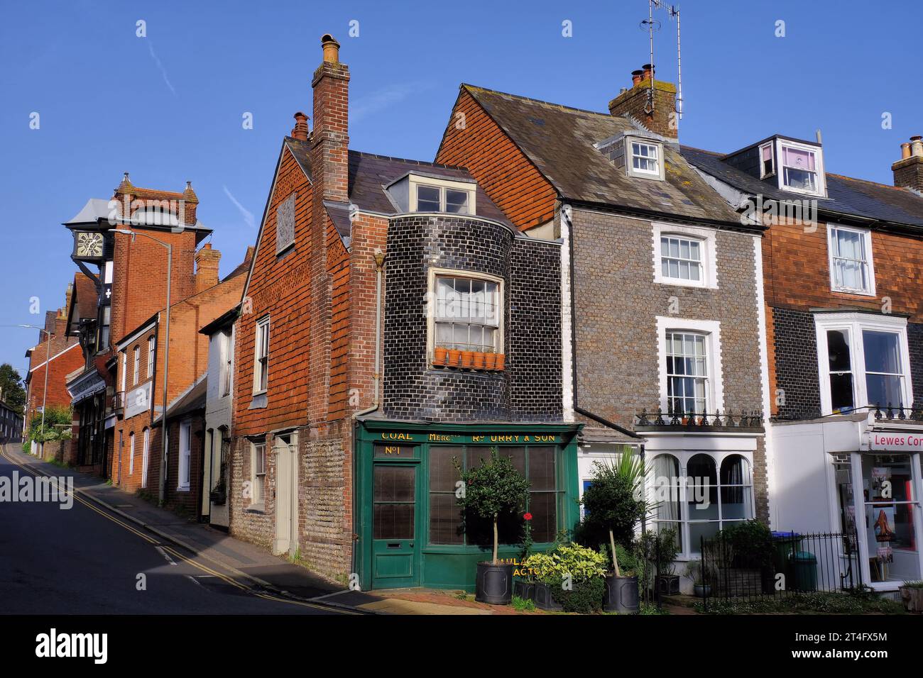 Lewes: Attraenti proprietà d'epoca con caratteristiche piastrelle nere sulle facciate lungo West Street a Lewes, East Sussex, Inghilterra, Regno Unito Foto Stock