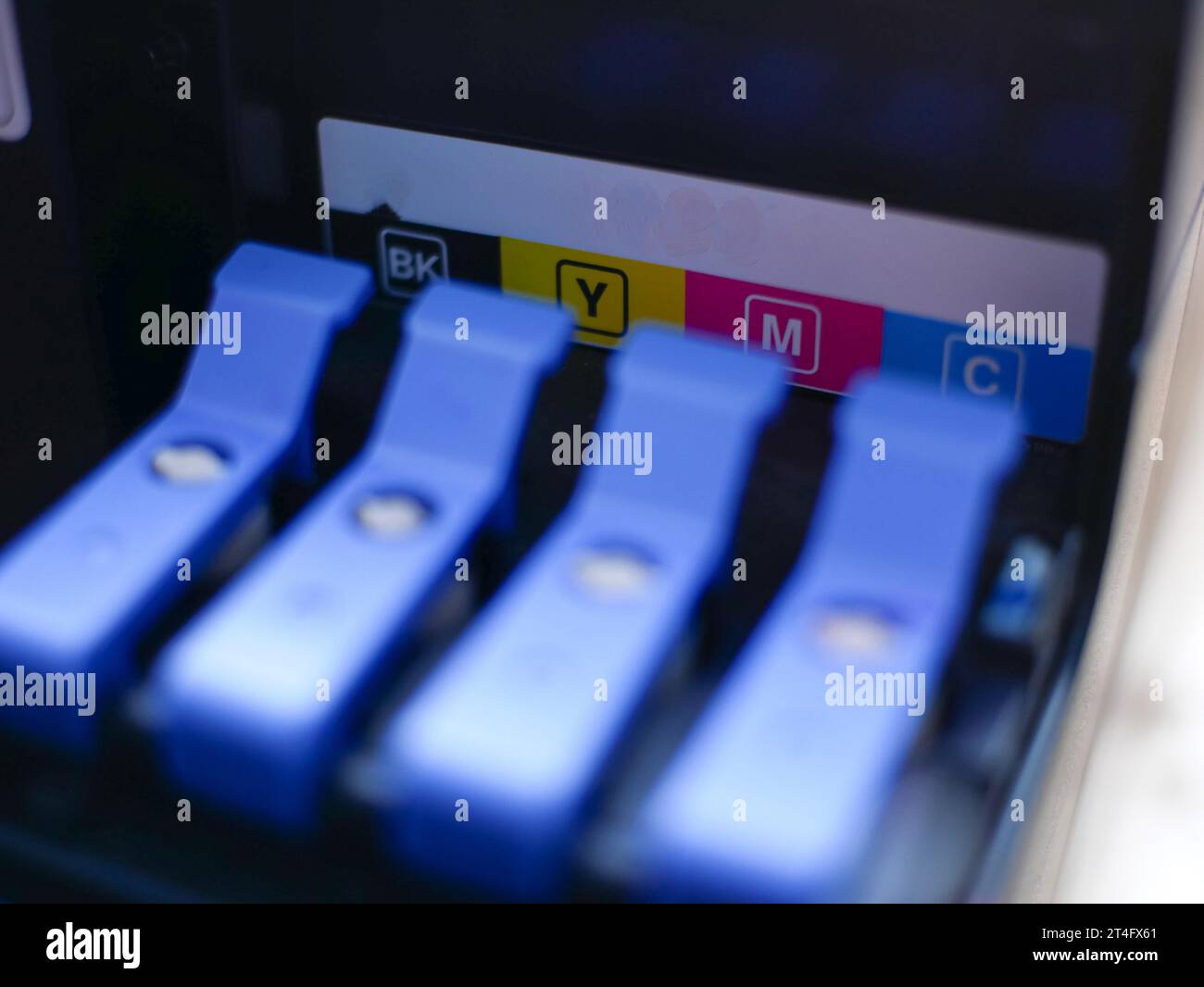 Primo piano del serbatoio d'inchiostro CMYK sulla stampante Foto Stock