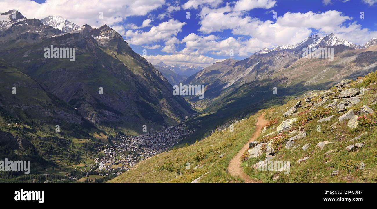 Vista aerea della famosa stazione sciistica della valle di Zermatt e del villaggio di Täsch nelle alpi svizzere, Canton Vallese, Svizzera in estate Foto Stock