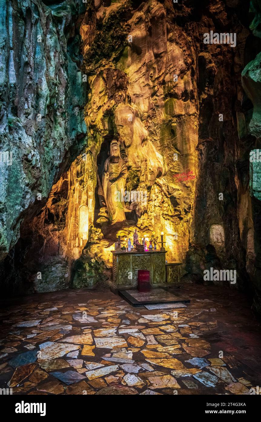 Scultura femminile di Buddha nella grotta di Hoa Nghiem sulla montagna di marmo in Vietnam Foto Stock