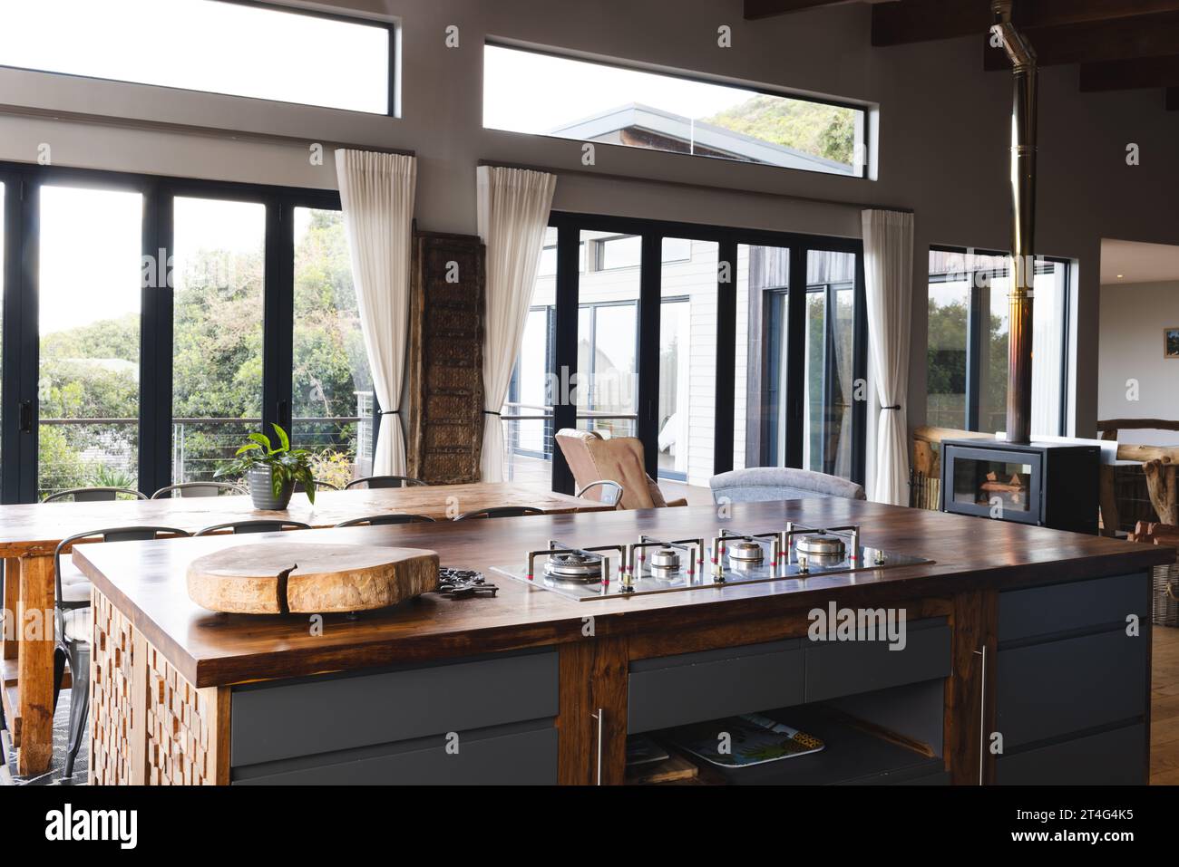 Cucina moderna collegata al soggiorno e grandi finestre Foto Stock