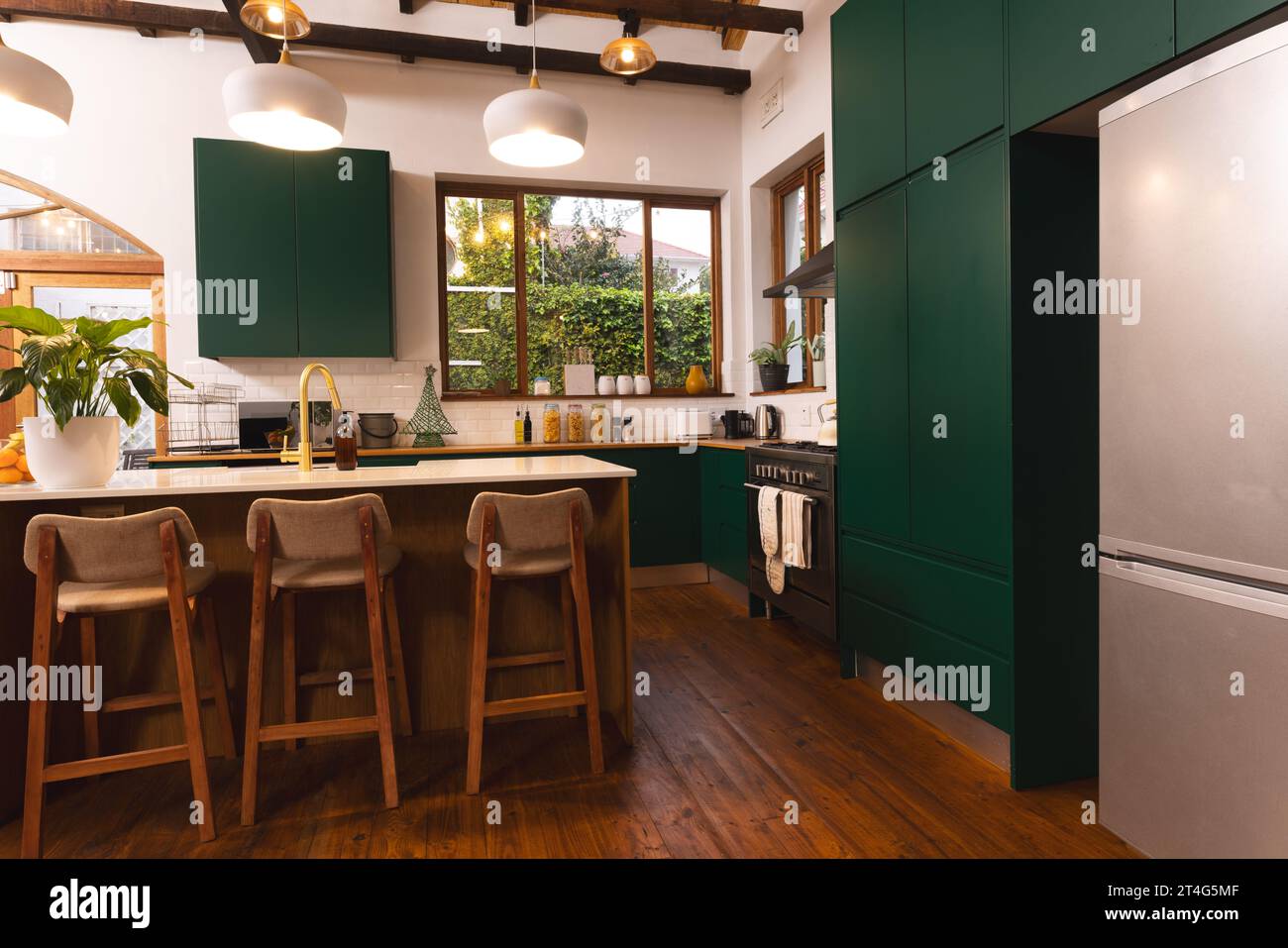 Cucina domestica di lusso contemporanea, con sedie da bar nell'isola centrale, spazio fotocopie Foto Stock