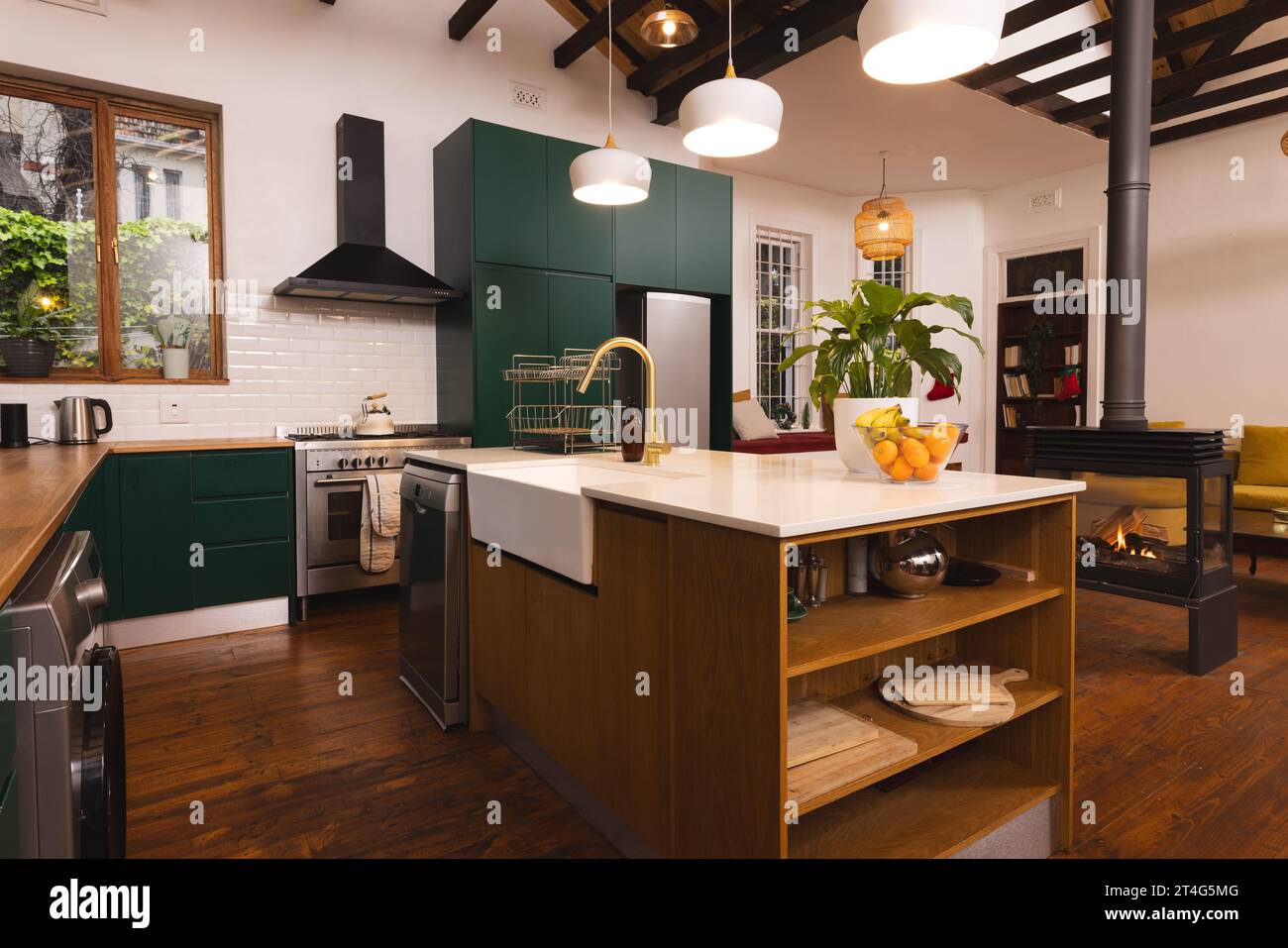 Lussuosa cucina domestica contemporanea, con luci appese sull'isola centrale, spazio fotocopie Foto Stock