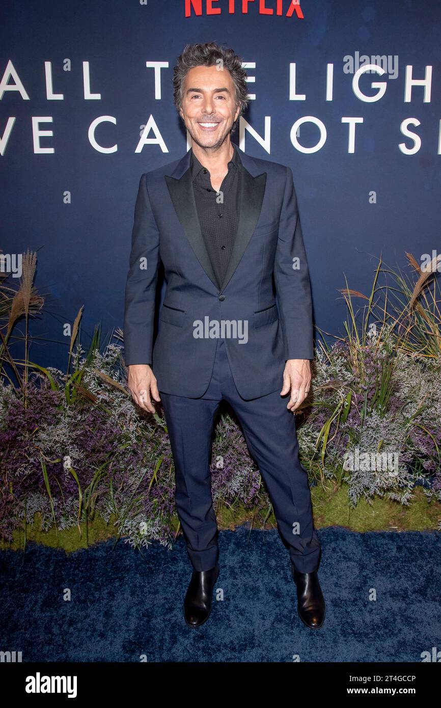 New York, Stati Uniti. 30 ottobre 2023. Il regista Shawn Levy partecipa alla proiezione di Netflix "All the Light We cannot SEE" al Paris Theater di New York. Credito: SOPA Images Limited/Alamy Live News Foto Stock