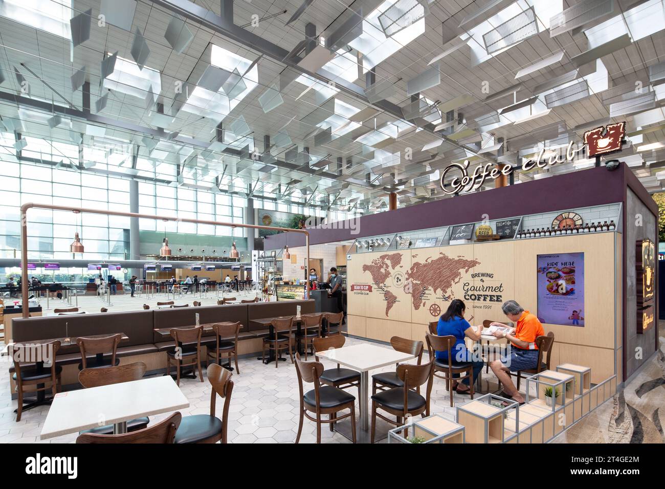 Il design del Coffee club Cafe al Terminal 3 dell'Aeroporto Changi consente ai visitatori di rilassarsi e rilassarsi prima della partenza. Foto Stock