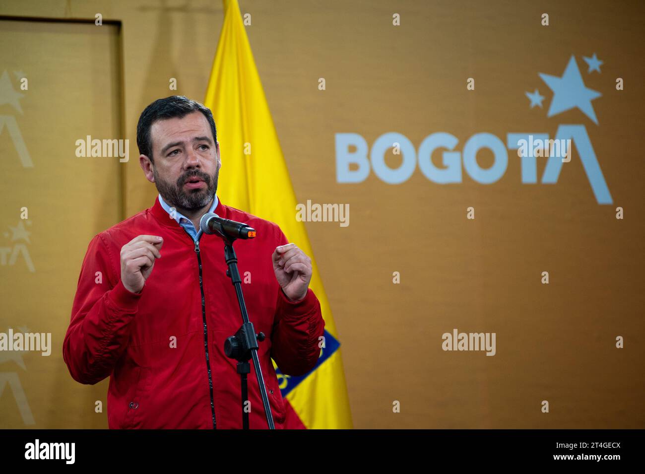 Bogotà, Colombia. 30 ottobre 2023. Il sindaco eletto di Bogotà Carlos Fernando Galan durante una conferenza stampa dopo un incontro tra il sindaco di Bogotà Claudia Lopez e il sindaco eletto Carlos Fernando Galan, a Bogotà, Colombia, il 30 ottobre 2023. Foto di: Chepa Beltran/Long Visual Press Credit: Long Visual Press/Alamy Live News Foto Stock