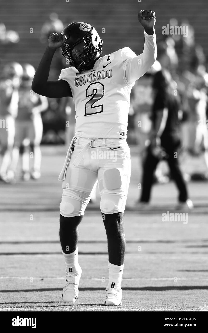 Il quarterback dei Colorado Buffaloes Shedeur Sanders (2) balla sul campo prima di una partita di football NCAA contro gli UCLA Bruins, sabato 28 ottobre 2023, a Pasadena. UCLA ha sconfitto Colorado 28-16. (Kevin Terrell/immagine dello sport) Foto Stock