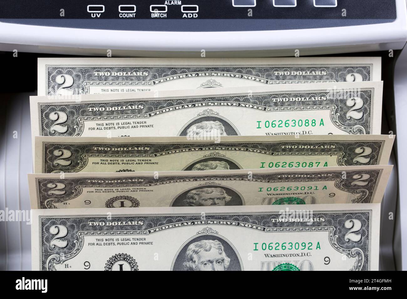 Soldi americani - due dollari in una macchina per il conteggio Foto Stock