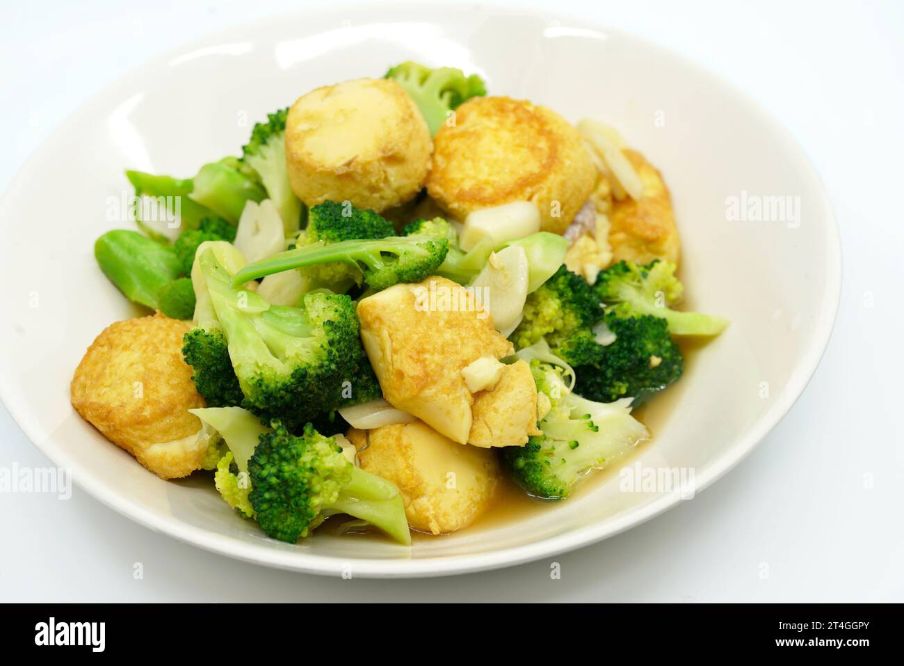 Piatti thailandesi, broccoli fritti e uova fritte con salsa di ostriche. Immagine di cibo sano su sfondo bianco, lato di vista e sopra un angolo di 45 gradi Foto Stock