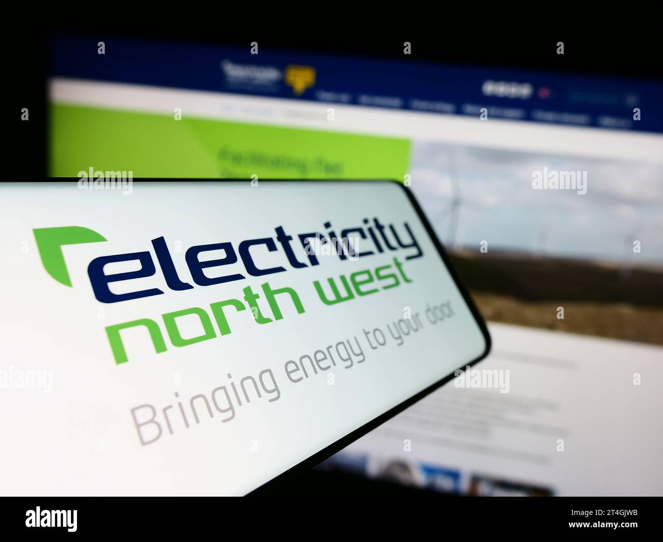 Smartphone con logo della società energetica britannica Electricity North West Limited davanti al sito Web aziendale. Mettere a fuoco sul lato sinistro del display del telefono. Foto Stock